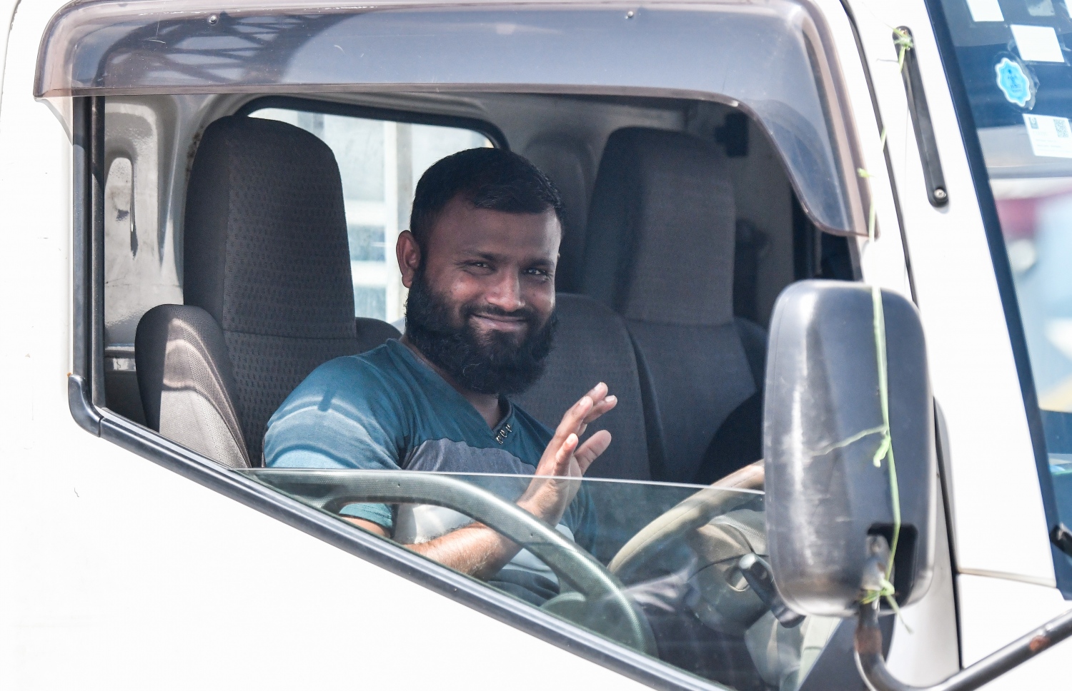 މީހުން އުފުލާ ވެހިކަލްތަކުގައި ވެސް، ޑްރައިވަރުންނާއި ހިދުމަތް ހޯދާ މީހުން ވެސް ކޮވިޑްގެ ނުރައްކަލަށް ބެލުމެއް ނެތި މާސްކް ނާޅާއި ތިބުން ވަނީ އާންމުވެފައި. -- ފޮޓޯ: ފަޔާޒު މޫސާ / މިހާރު