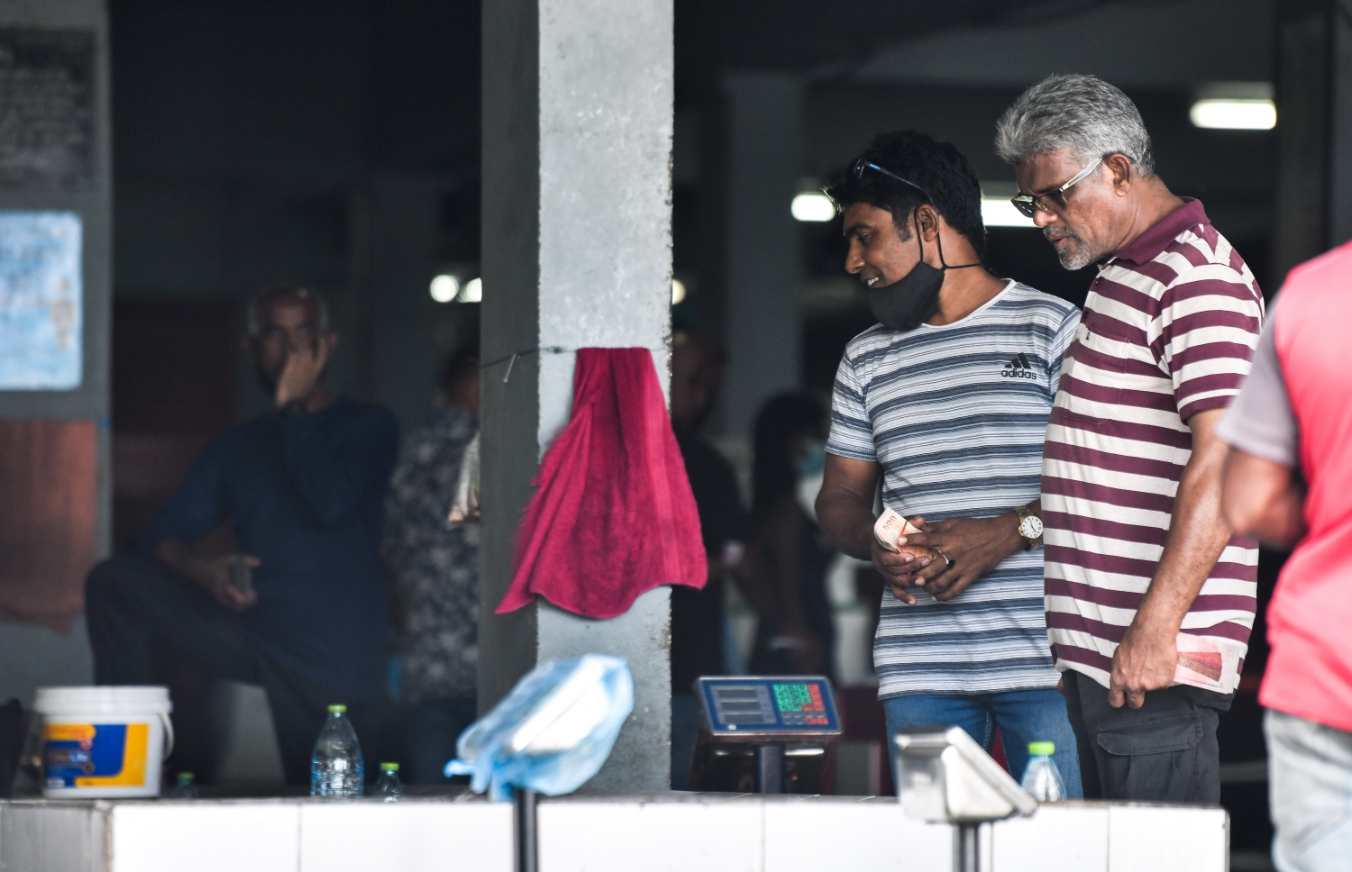 މަސްމާރުކޭޓުގައި ވެސް ގިނަ މީހުން އުޅެނީ އެތަނުގައި ކިތަންމެ މީހުން ގިނަޔަސް މާސްކް ނާޅައި ގައިދުރުކަމެއް ނެތި. -- ފޮޓޯ: ފަޔާޒު މޫސާ/މިހާރު