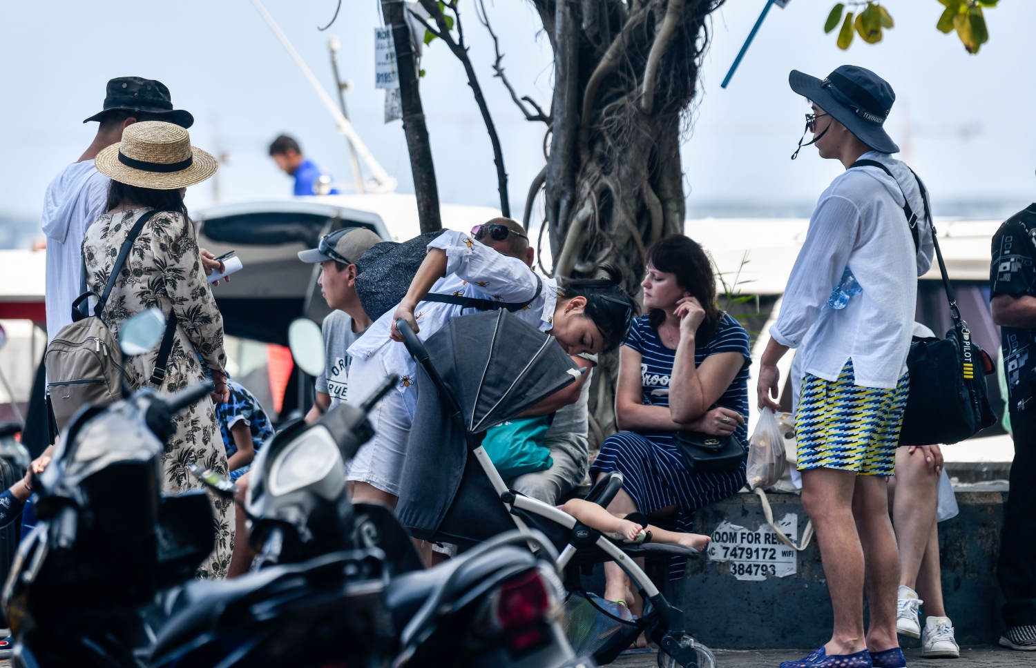 ހަ ނަންބަރު ޖެޓީ ސަރަހައްދުގައި ފުރަން ގޮސްތިބި ޓޫރިސްޓުންތަކެއް މާސްކް ނާޅާ. މީހުން އުފުލާ ކަނޑު އުޅަނދުފަހަރުގައި އުޅޭ މީހުން ވެސް މިހާރު މާސްކް އެޅުމަށް ސަމާލުކަން ކުޑަ. -- ފޮޓޯ: ފަޔާޒު މޫސާ