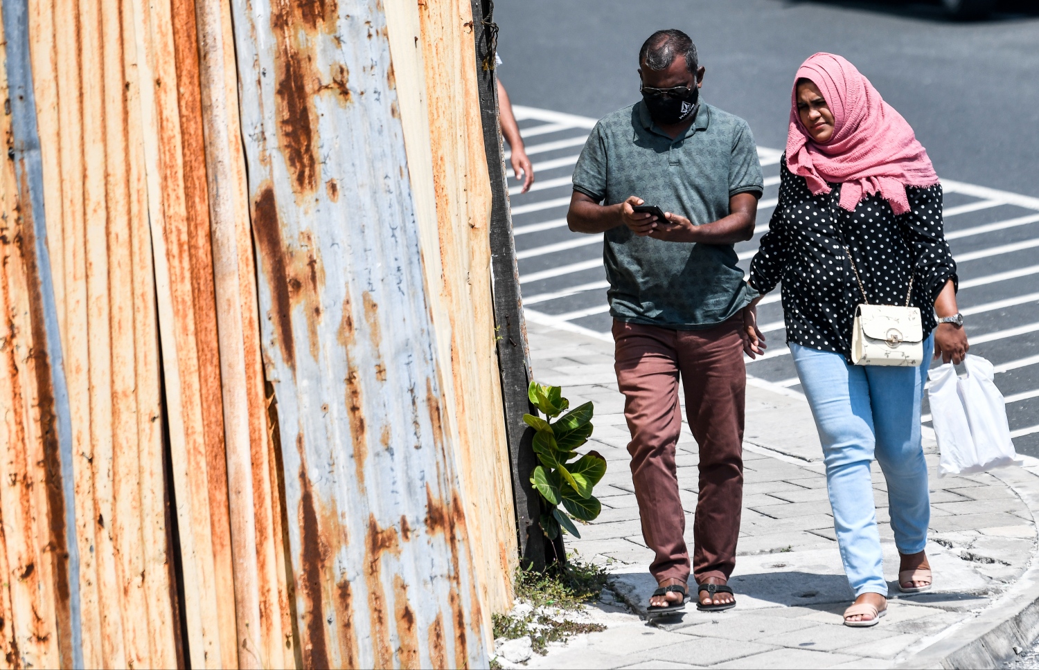 ކޮވިޑްގެ ކޭސްތައް އިތުރުވާތީ މާސްކް އެޅުމާއި ރައްކާތެރިކަމުގެ އެހެން ފިޔަވަޅުތަކަށް ސަމާލުވާން އަންނަނީ އިލްތިމާސްކުރަމުން. -- ފޮޓޯ: ފަޔާޒު މޫސާ / މިހާރު