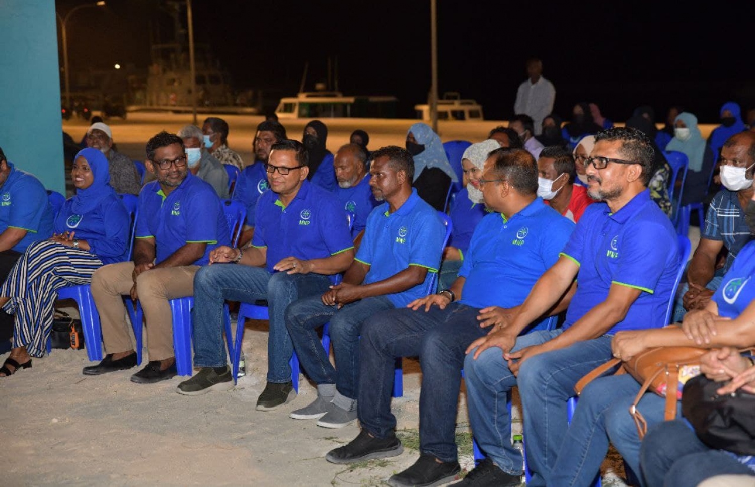 އެމްއެންޕީން ކޮމަންޑޫގައި ރޭ ބޭއްވި ޖަލްސާގައި، އެ ޕާޓީގެ އިސްވެރިން ބައިވެރިވެވަޑައިގަންނަވަނީ.- ފޮޓޯ: އެމްއެންޕީ