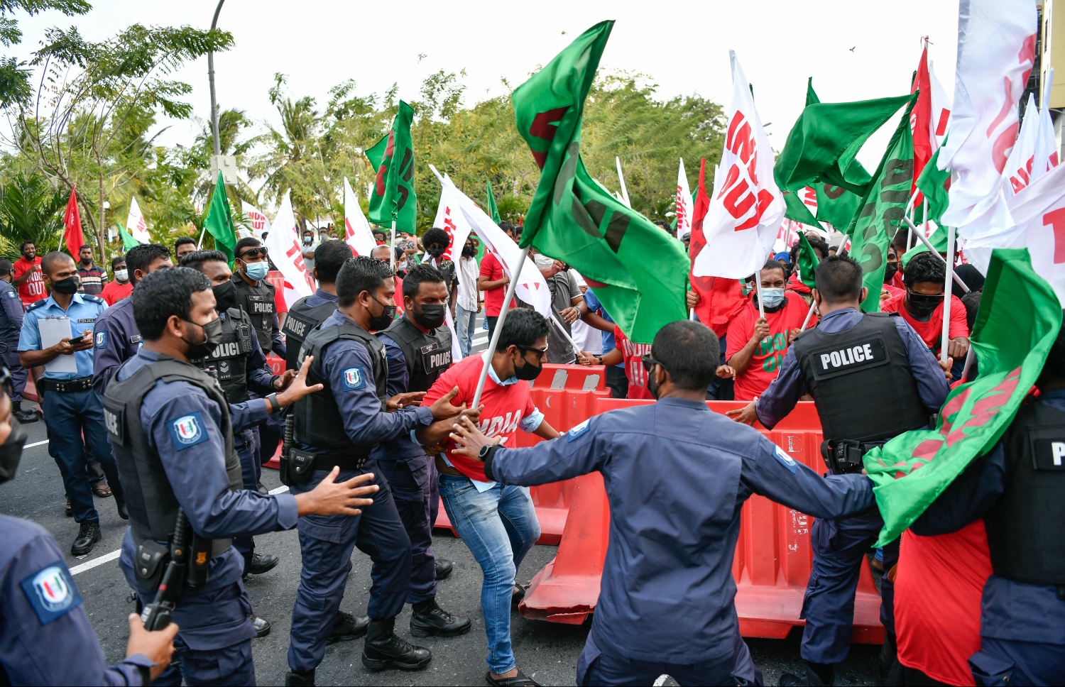 ރާއްޖޭގައި ތިބި އިންޑިއާގެ ސިފައިން ބޭރުކުރުމަށް ގޮވާލައި އިދިކޮޅު ޕީޕީއެމް/ޕީއެންސީ ކޯލިޝަނުން މިއަދު ބޭއްވި މުޒާހަރާގެ ތެރެއިން.-- ފޮޓޯ: ނިޝާން އަލީ / މިހާރު