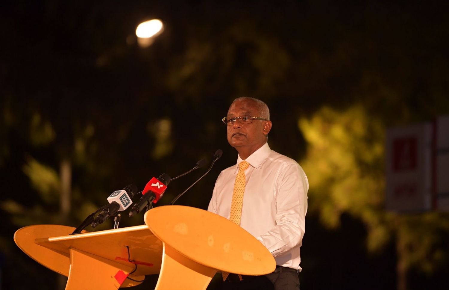 ކޮމަންޑޫ ދާއިރާގެ ބައި-އިލެކްޝަންގައި ވާދަކުރާ އެމްޑީޕީގެ ކެންޑިޑޭޓުގެ ކެމްޕެއިން ލޯންޗުކުރުމަށް ކޮމަންޑޫގައި ބޭއްވި ޖަލްސާގައި ރައީސް އިބްރާހިމް މުހައްމަދު ސޯލިހު ވާހަކަދައްކަވަނީ.-- ފޮޓޯ: އެމްޑީޕީ