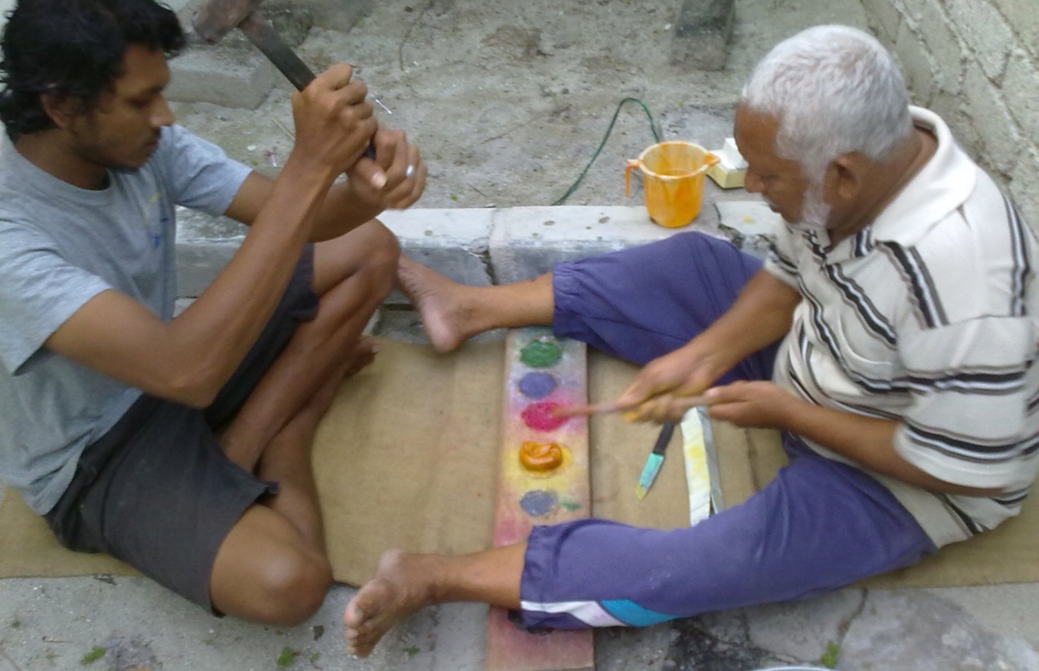 ލާހިންގުމަށް ބޭނުންވާ ލާގައި ކުލަ ޖެއްސުމުގެ މަސައްކަތް ކުރަނީ.
