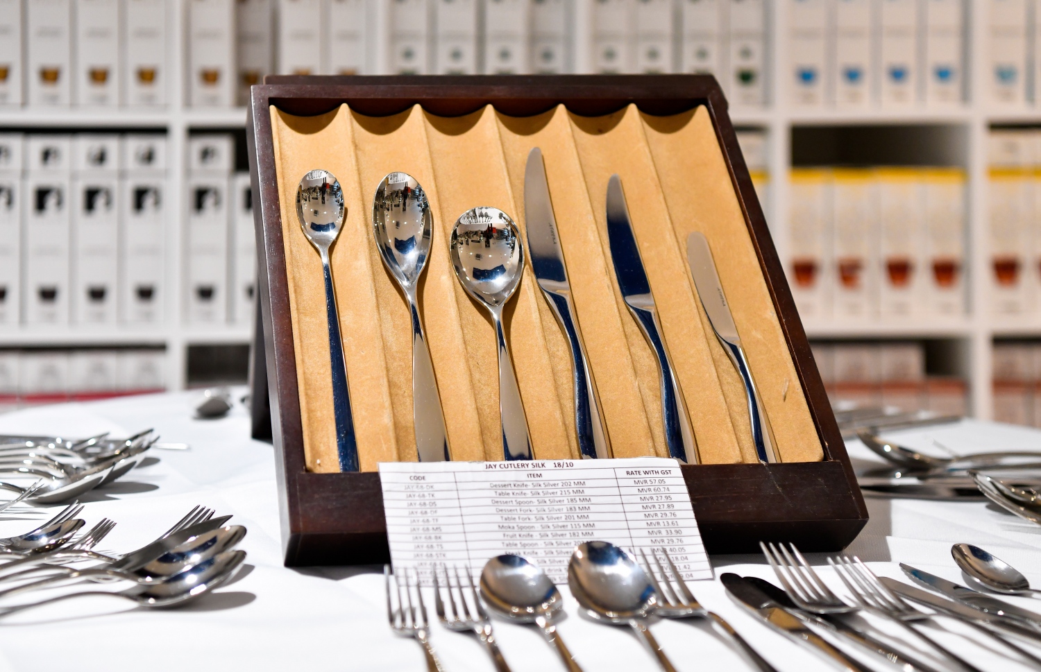 ޖޭ ކަޓްލަރީ: މިއީ ލަގްޒަރީ ކާގެތަކާއި ރެސްޓޯރެންޓުތަކަށް ކަމުދާނެ ބްރޭންޑެއް