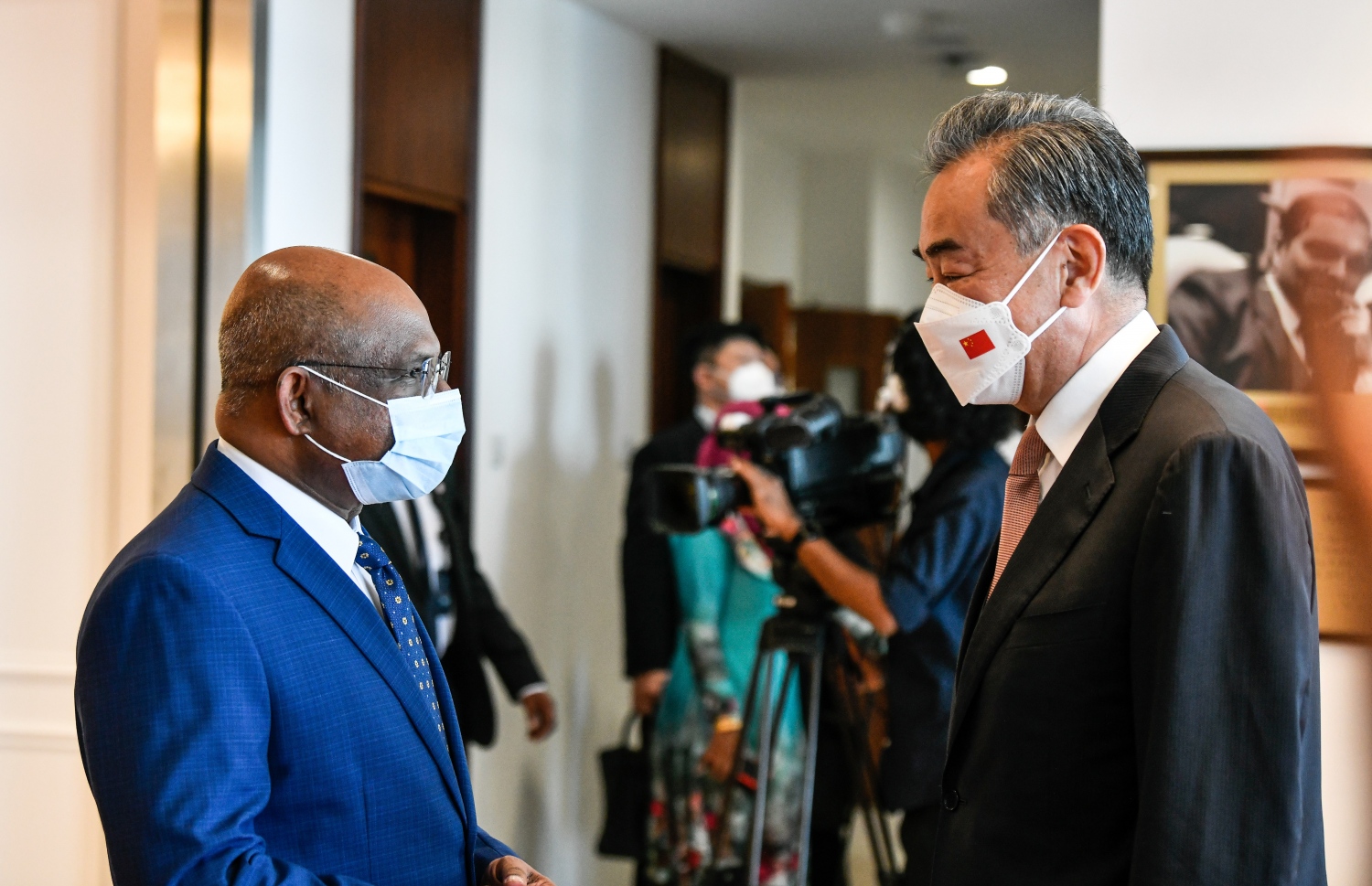 ޗައިނާގެ ފޮރިން މިނިސްޓަރު ވަންގް ޔީ ރާއްޖެ އަށް ކުރެއްވި ދަތުރުގައި ފޮރިން މިނިސްޓްރީ އަށް ވަޑައިގަތުމުން، ފޮރިން މިނިސްޓަރު ޝާހިދު މަރުހަބާ ދަންނަވަނީ--- ފޮޓޯ: ފަޔާޒު މޫސާ / މިހާރު