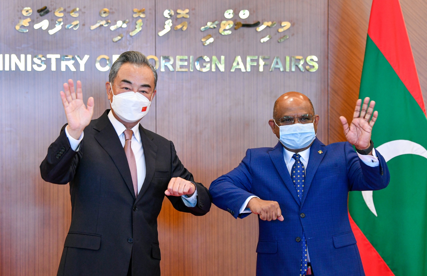 ޗައިނާގެ ފޮރިން މިނިސްޓަރު ވަންގް ޔީ ރާއްޖެ އަށް ކުރެއްވި ދަތުރުގައި ފޮރިން މިނިސްޓްރީ އަށް ވަޑައިގަތުމުން، ފޮރިން މިނިސްޓަރު ޝާހިދު މަރުހަބާ ދަންނަވަނީ--- ފޮޓޯ: ފަޔާޒު މޫސާ / މިހާރު