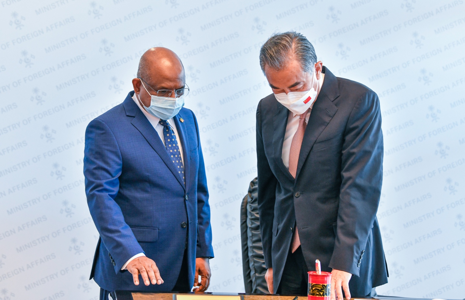 ޗައިނާގެ ފޮރިން މިނިސްޓަރު ވަންގް ޔީ ރާއްޖެ އަށް ކުރެއްވި ދަތުރުގައި ފޮރިން މިނިސްޓްރީ އަށް ވަޑައިގެން، ފޮރިން މިނިސްޓަރު ޝާހިދާއެކު.--- ފޮޓޯ: ފަޔާޒު މޫސާ / މިހާރު