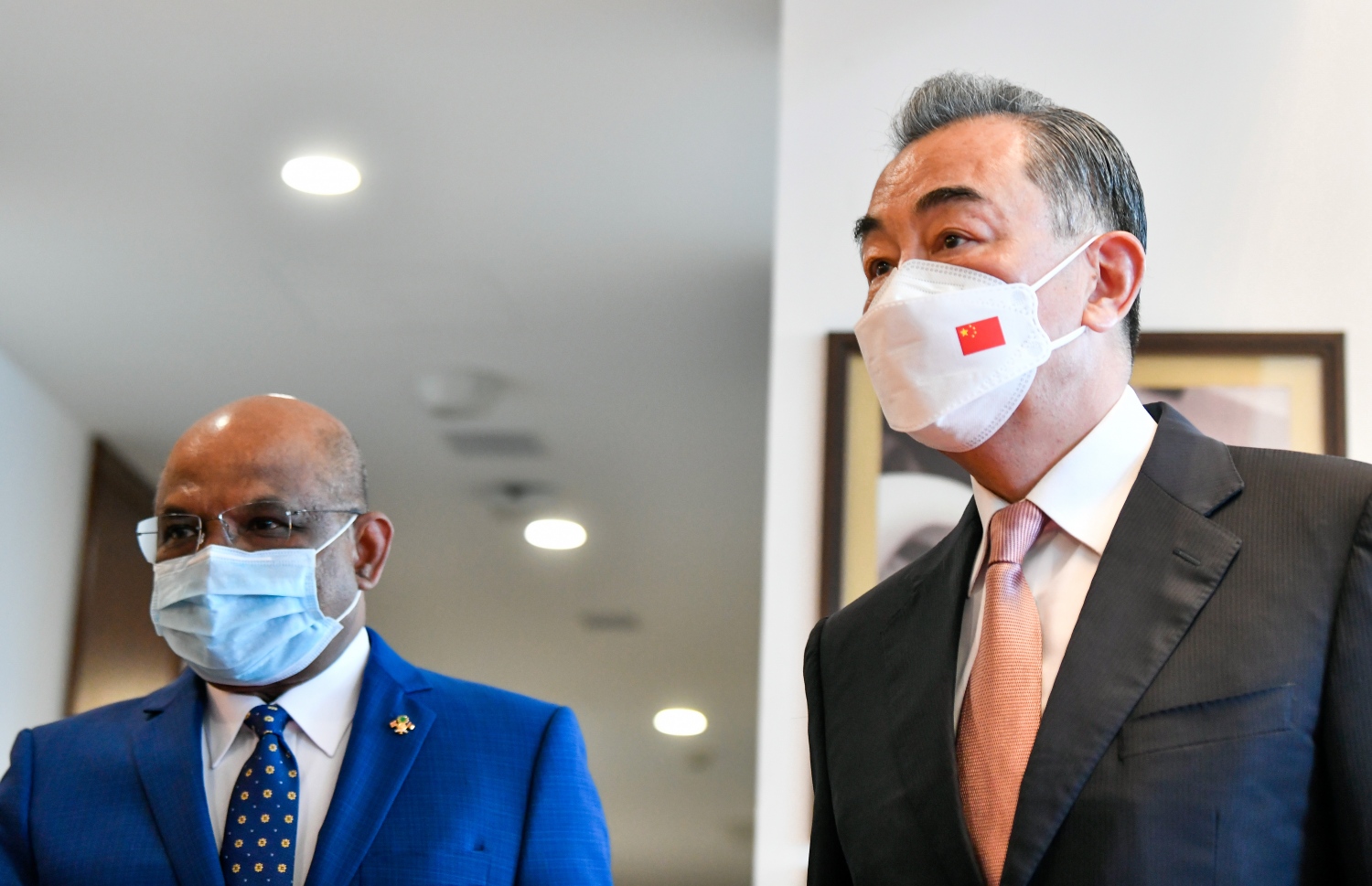 ޗައިނާގެ ފޮރިން މިނިސްޓަރު ވަންގް ޔީ ރާއްޖެ އަށް ކުރެއްވި ދަތުރުގައި ފޮރިން މިނިސްޓްރީ އަށް ވަޑައިގަތުމުން، ފޮރިން މިނިސްޓަރުކަން ކުރިން ކުރެއްވި ބޭފުޅުންގެ ތައާރަފެއް ފޮރިން މިނިސްޓަރު ޝާހިދު އަރުވަނީ.--- ފޮޓޯ: ފަޔާޒު މޫސާ / މިހާރު