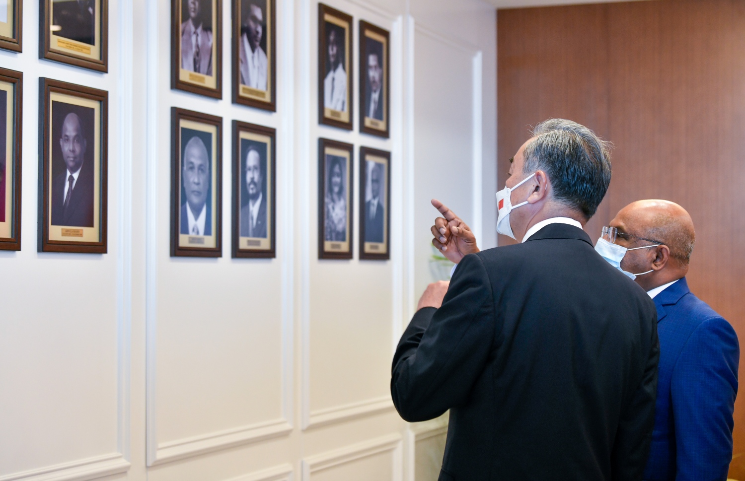 ޗައިނާގެ ފޮރިން މިނިސްޓަރު ވަންގް ޔީ ރާއްޖެ އަށް ކުރެއްވި ދަތުރުގައި ފޮރިން މިނިސްޓްރީ އަށް ވަޑައިގަތުމުން، ފޮރިން މިނިސްޓަރުކަން ކުރިން ކުރެއްވި ބޭފުޅުންގެ ތައާރަފެއް ފޮރިން މިނިސްޓަރު ޝާހިދު އަރުވަނީ.--- ފޮޓޯ: ފަޔާޒު މޫސާ / މިހާރު