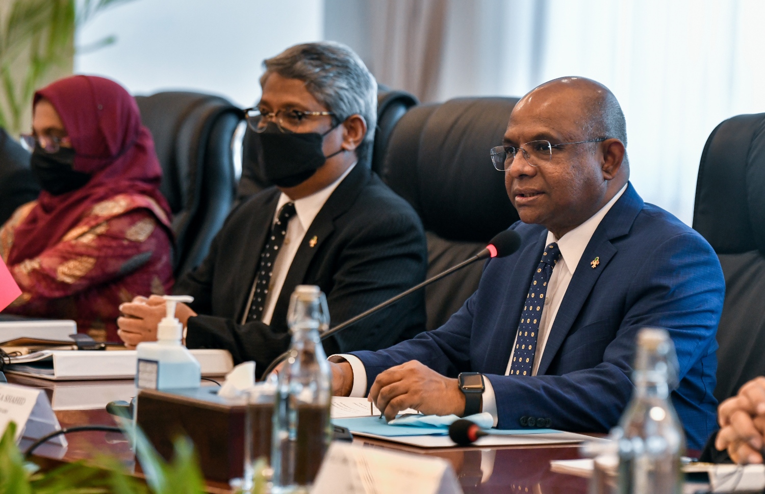 ޗައިނާގެ ފޮރިން މިނިސްޓަރު ވަންގް ޔީ ރާއްޖެ އަށް ކުރެއްވި ރަސްމީ ދަތުރުގައި ބޭއްވި ދެ ގައުމުގެ ރަސްމީ ވާހަކަތަކުގައި ފޮރިން މިނިސްޓަރު ޝާހިދު ރާއްޖެ ތަމްސީލު ކުރައްވަނީ.--- ފޮޓޯ: ފަޔާޒު މޫސާ / މިހާރު