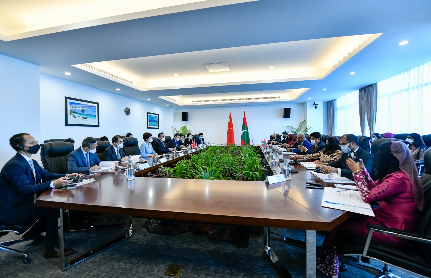 ޗައިނާގެ ފޮރިން މިނިސްޓަރު ވަންގް ޔީ ރާއްޖެ އަށް ކުރެއްވި ރަސްމީ ދަތުރުގައި ދެ ގައުމުގެ ރަސްމީ ވާހަކަތައް ބާއްވަވަނީ: މި ވާހަކަތަކުގައި ދިވެހި ވަފުދުގެ އިސްވެރިއަކަށް ހުންނެވީ ފޮރިން މިނިސްޓަރު ފޮރިން މިނިސްޓަރު އަބްދުﷲ ޝާހިދު.--- ފޮޓޯ: ފަޔާޒު މޫސާ / މިހާރު