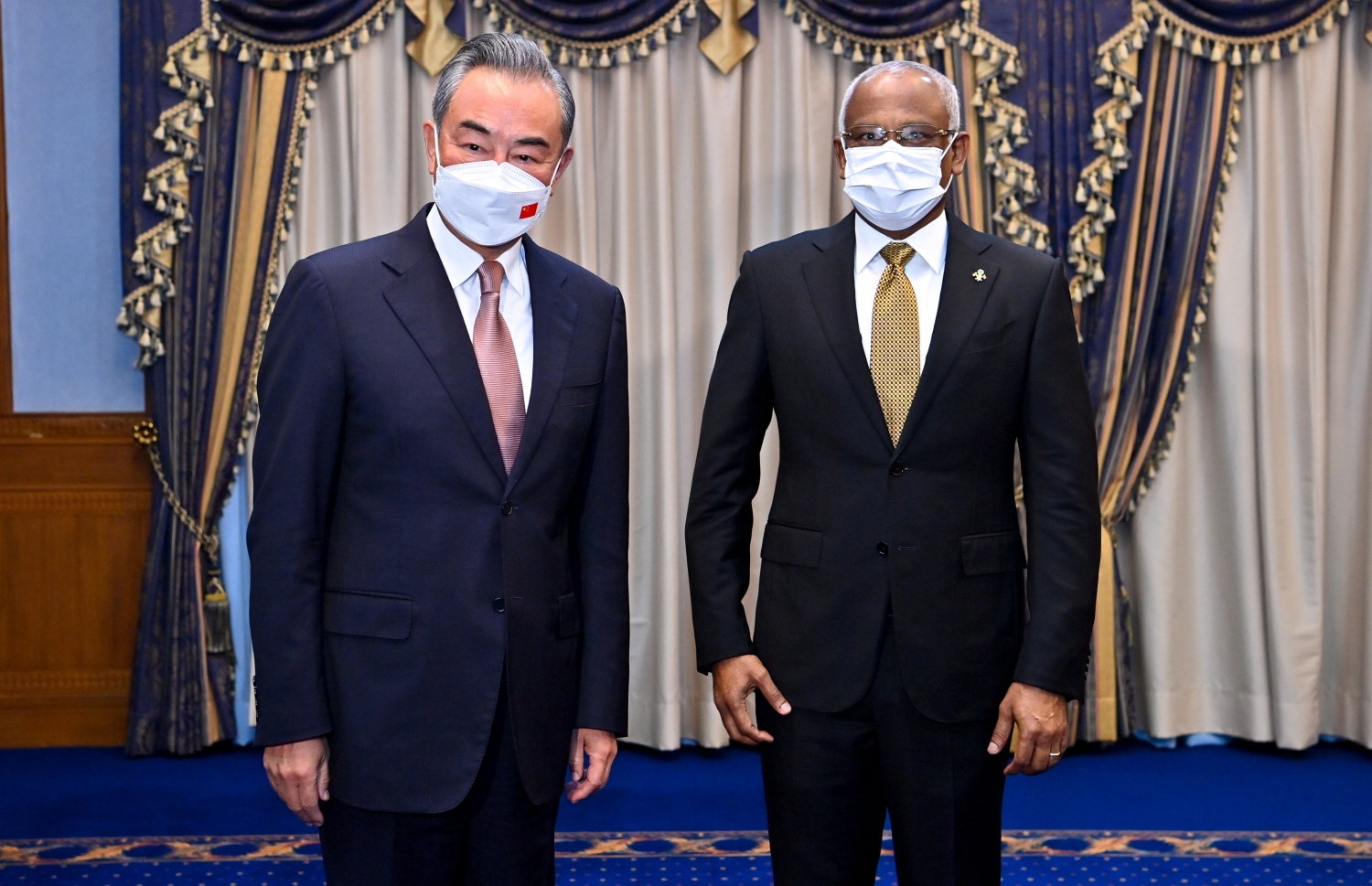 ޗައިނާގެ ފޮރިން މިނިސްޓަރު ވަންގް ޔީ ރާއްޖެ އަށް ކުރެއްވި ރަސްމީ ދަތުރުގައި، ރައީސް އިބްރާހިމް މުހައްމަދު ސޯލިހާ ބައްދަލުކުރެއްވުމުގެ ކުރިން ދެ ބޭފުޅުން ފޮޓޯފުޅެއް ނަންގަވަނީ.--- ފޮޓޯ: ރައީސް އޮފީސް