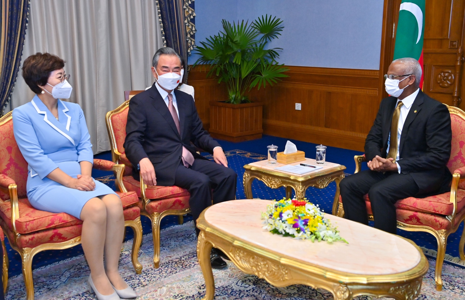 ޗައިނާގެ ފޮރިން މިނިސްޓަރު ވަންގް ޔީ ރާއްޖެ އަށް ކުރެއްވި ރަސްމީ ދަތުރުގައި، ރައީސް އިބްރާހިމް މުހައްމަދު ސޯލިހާ ބައްދަލުކުރައްވާއިރު، އަރިހުގައި ޗައިނާގެ ސަފީރު.--- ފޮޓޯ: ރައީސް އޮފީސް