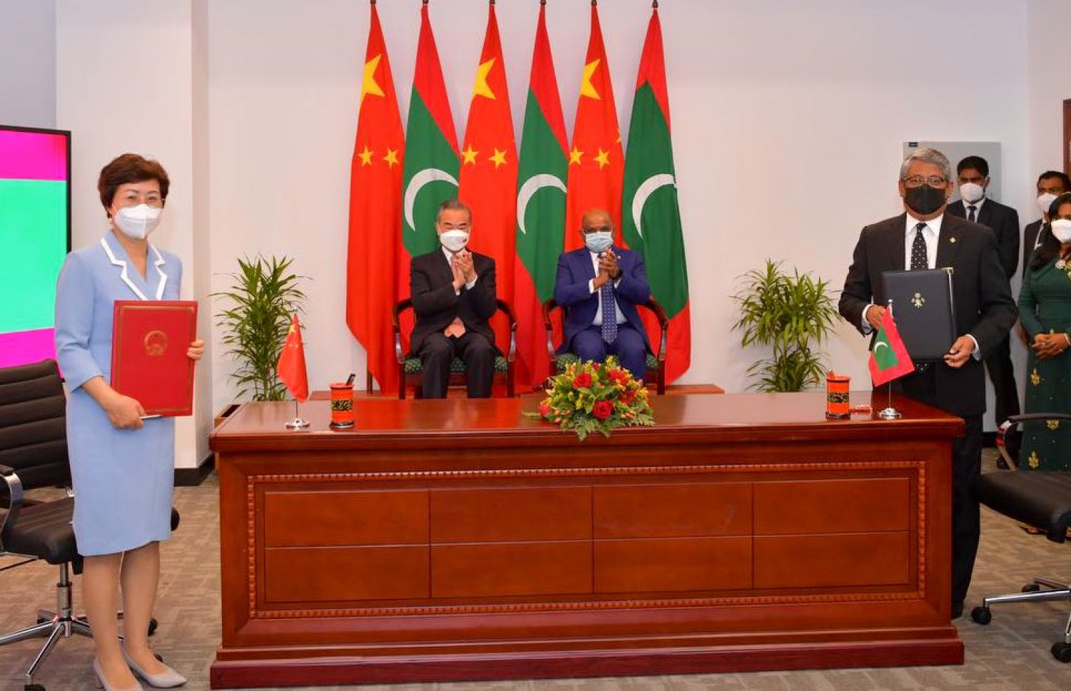 ޗައިނާ އަށް ދާ ދިވެހިންނަށް ވިސާގެ ލުއިފަސޭހަކަން ދިނުމަށް ދެ ގައުމުގެ އޮފިޝަލުން ސޮއިކުރެއްވުމަށް ފަހު، ފޮޓޯއަކަށް ހުއްޓިވަޑައިގެން ތިއްބެވިއިރު، ރާއްޖޭގެ ފޮރިން މިނިސްޓަރު ޝާހިދާއި ޗައިނާގެ ފޮރިން މިނިސްޓަރު ވަންގް ޔީ އަތް ޖައްސަވަނީ.---ފޮޓޯ: ފޮރިން މިނިސްޓްރީ