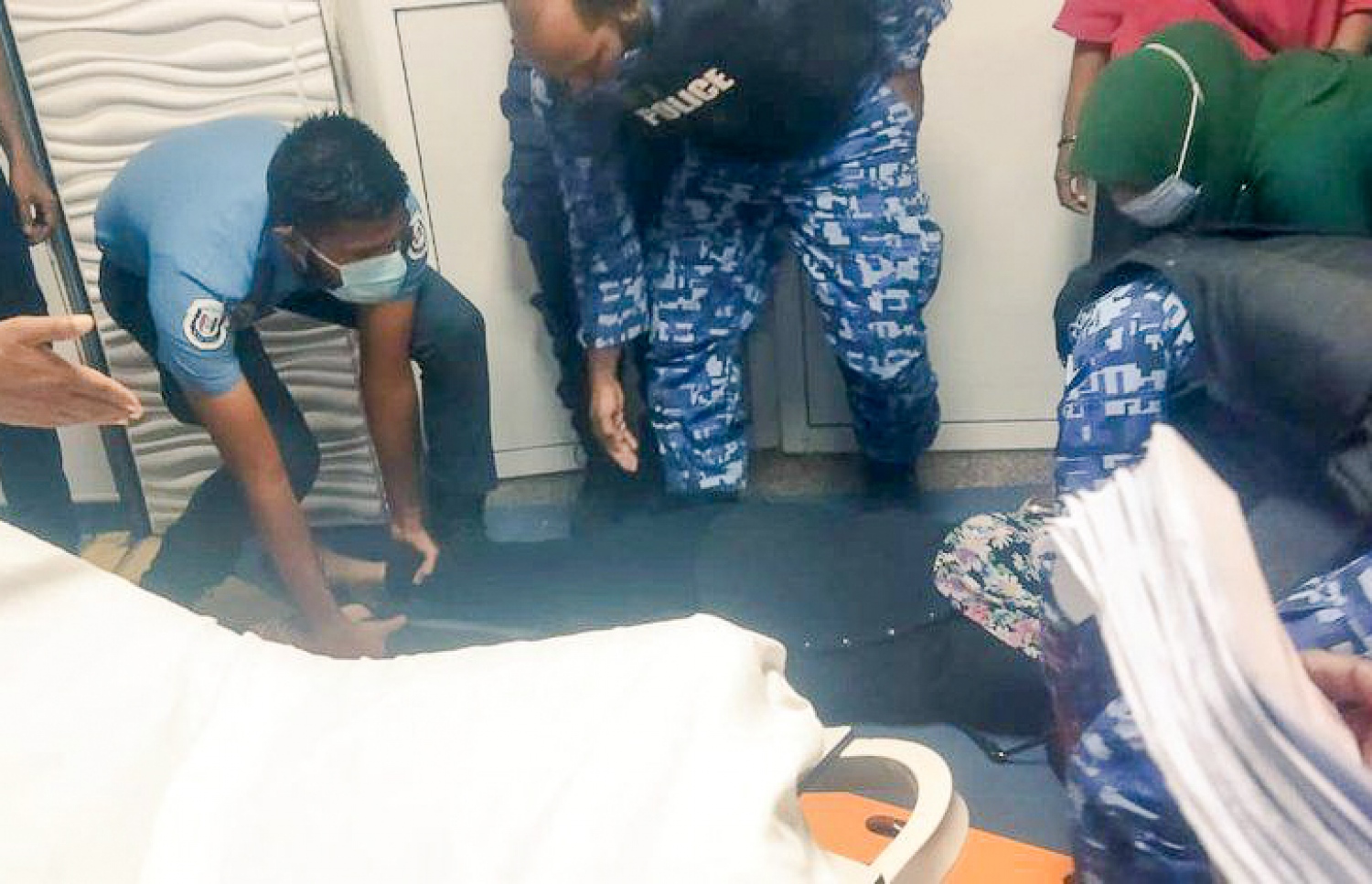 އައިޖީއެމްއެޗު ތެރޭގައި މަރީ ވެއްޓިފައި: މުޒާހަރާތައް ހުއްޓުވާ ގޮތުން ފުލުހުންނަށް ވަނީ ފާޑުކިއުން އަމާޒުވެފައި.