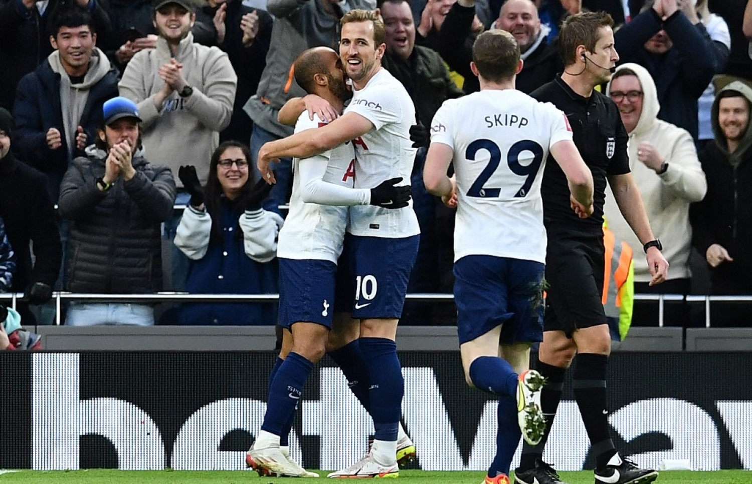 ކޭން އާއި ލޫކަސް މޯރާ ޓޮޓެންހަމް މޮޅުވި ލަނޑު ޖެހުމަށް ފަހު އުފާފާޅުކުރަނީ.-- ފޮޓޯ: އޭއެފްޕީ