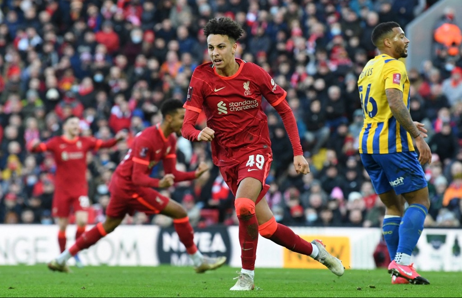 ލިވަޕޫލްގެ ކައިޑް ގޯޑޮން އެޓީމަށް އެއްވަރު ކޮށްދިން ލަނޑު ޖެހުމަށް ފަހު އުފާފާޅުކުރަނީ.-- ފޮޓޯ: އޭއެފްޕީ