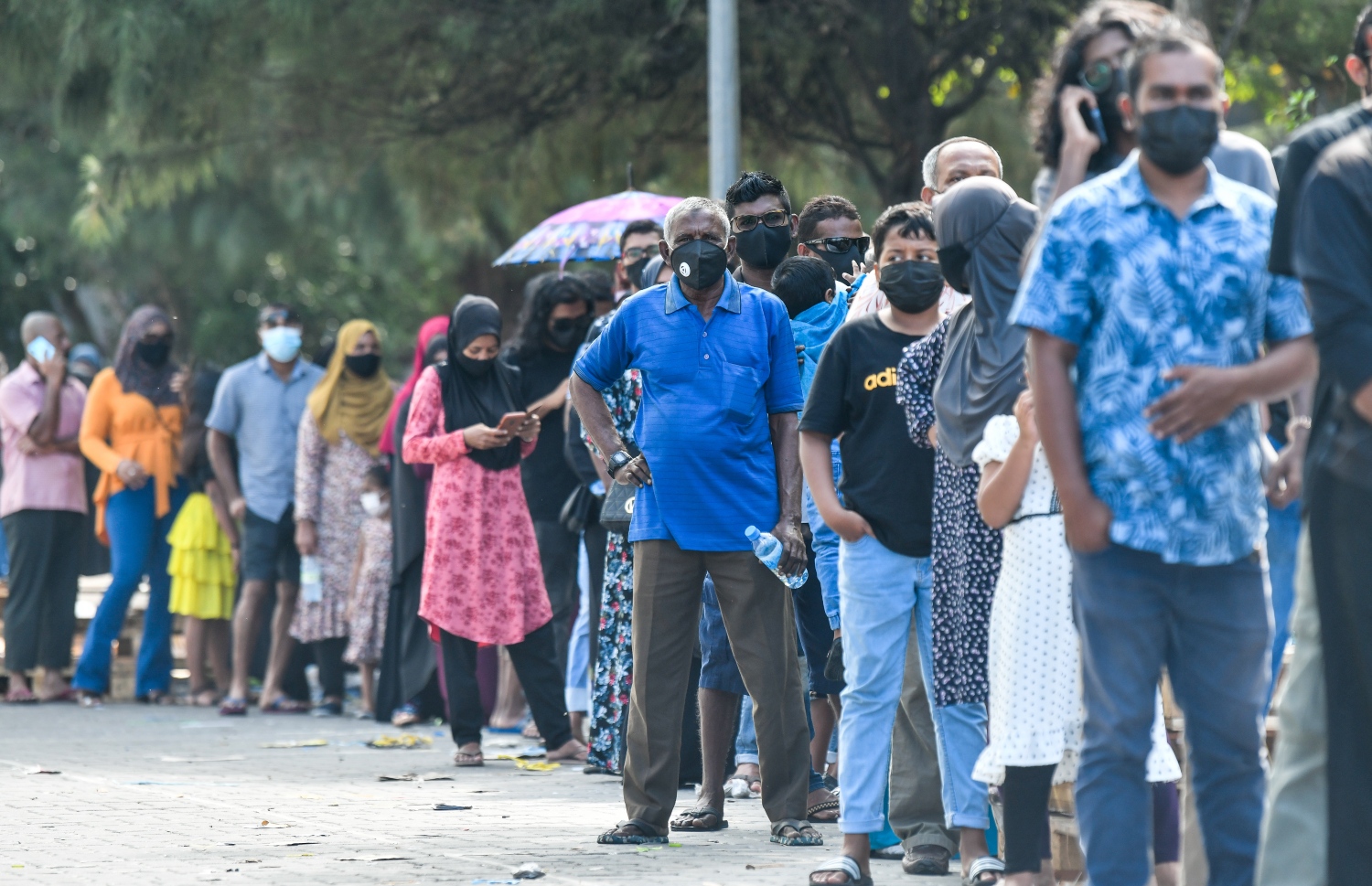 ކޮވިޑަށް ޓެސްޓުކޮށްގެން ނޫނީ މާލޭއިން ރަށްރަށަށް ނުދެވޭ ގޮތަށް އެޗްޕީއޭ އިން ކުއްލިއަކަށް ކުރި އިއުލާނާ އެކު ސޯޝަލް ސެންޓަރު ބޭރުގައި ޓެސްޓުކުރަން މީހުން ކިއޫ ހަދާފައި. -- ފޮޓޯ: ފަޔާޒް މޫސާ / މިހާރު