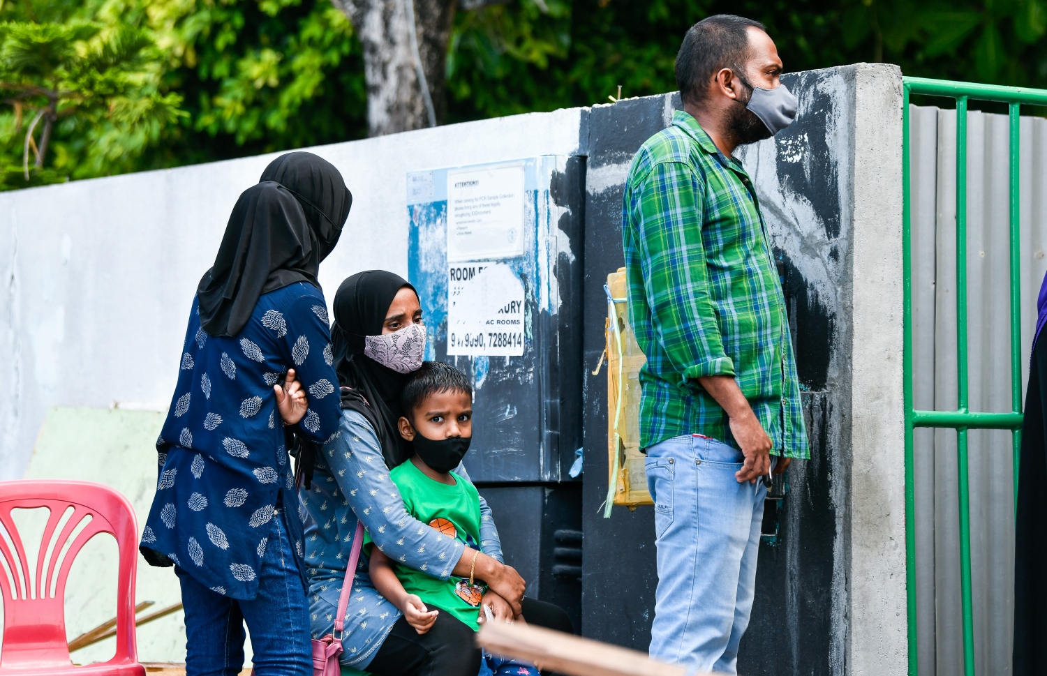 ކޮވިޑަށް ޓެސްޓުކޮށްގެން ނޫނީ މާލޭއިން ރަށްރަށަށް ނުދެވޭ ގޮތަށް ހަމަޖެއްސުމުން ޓެސްޓްކުރަން ގޮސް ސޯޝަލް ސެންޓަރު ބޭރުގައި ހުރި މީހަކު ކުއްޖަކު އުރާލައިގެން. -- ފޮޓޯ: ފަޔާޒް މޫސާ / މިހާރު