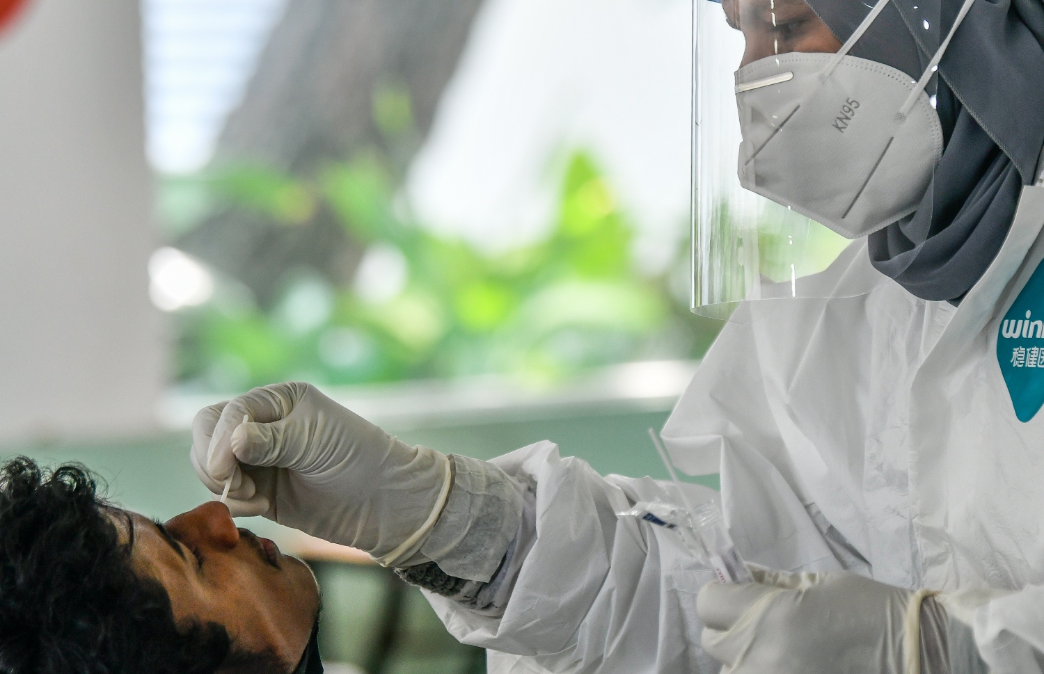 ސޯޝަލް ސެންޓަރުގައި މީހަކު ޕީސީއާރް ޓެސްޓް ހެދުމަށް ސާމްޕަލް ނަގަނީ. -- ފޮޓޯ: ފަޔާޒް މޫސާ / މިހާރު