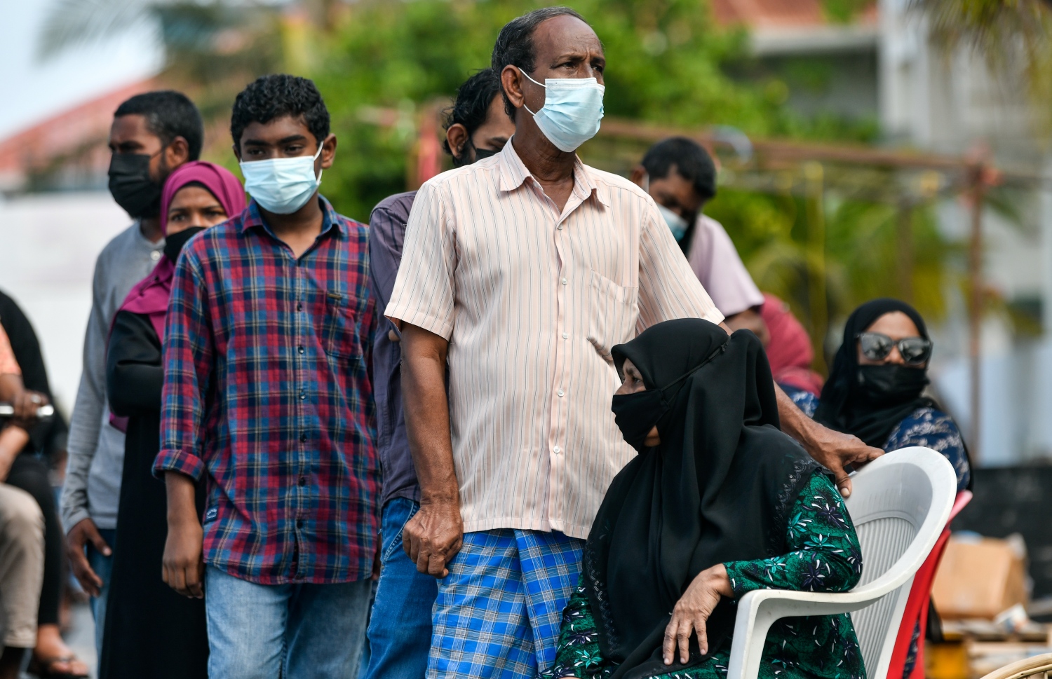 ކޮވިޑް-19 އަށް ޓެސްޓުކުރަން ސޯޝަލް ސެންޓަރު ބޭރުގައި އެތައް ސަތޭކަ ބަޔަކު ކިއޫގައި ތިބި އިރު ބަލި މީހުންނާއި އުމުރުން ދުވަސްވީ މީހުންނާއި ކުޑަ ކުދިން ވެސް އޭގެ ތެރޭގައި ހިމެނޭ. -- ފޮޓޯ: ފަޔާޒް މޫސާ / މިހާރު