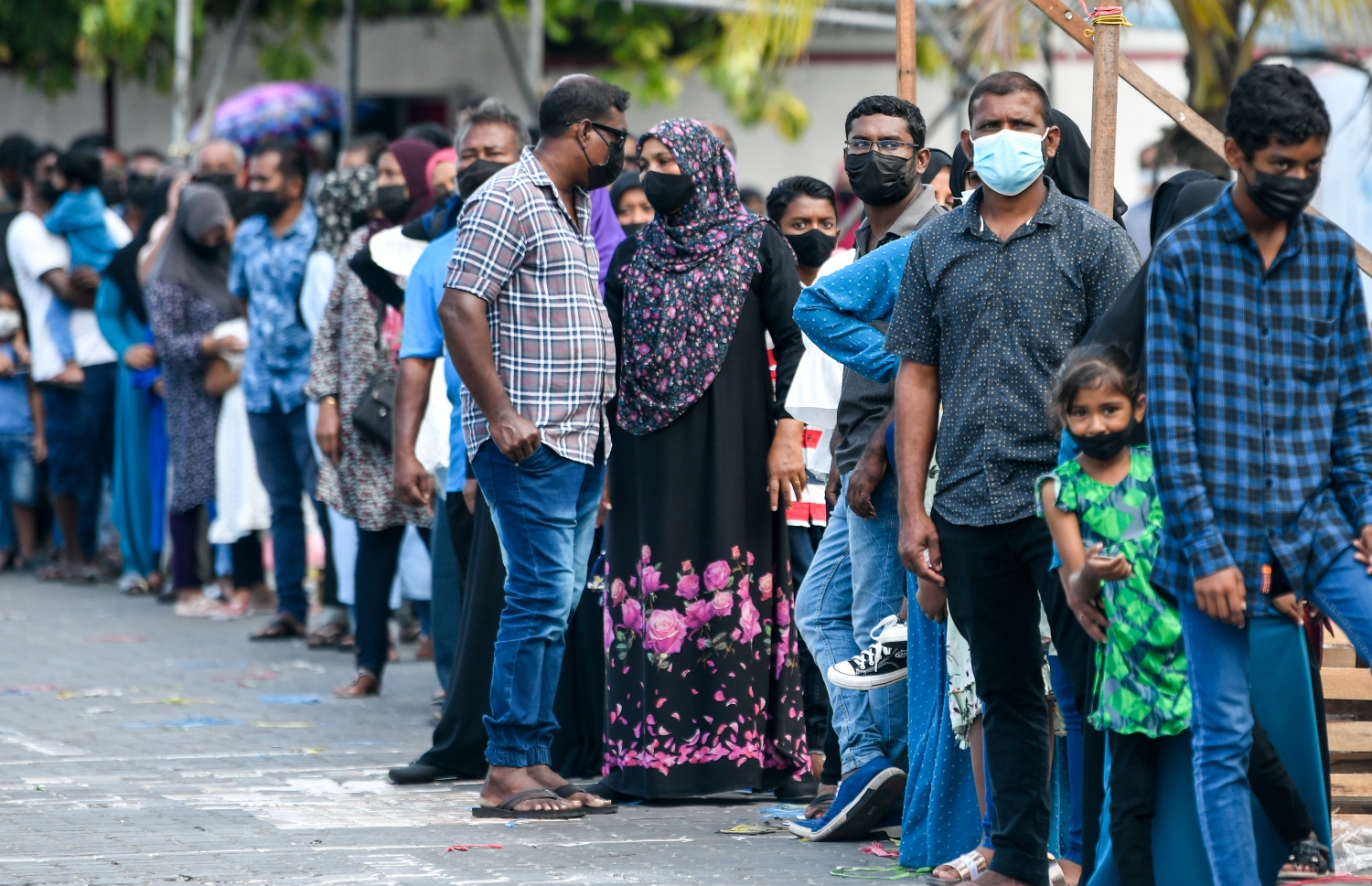 ކޮވިޑަށް ޓެސްޓުކޮށްގެން ނޫނީ މާލޭއިން ރަށްރަށަށް ނުދެވޭ ގޮތަށް އެޗްޕީއޭ އިން ކުއްލިއަކަށް ކުރި އިއުލާނާ އެކު ސޯޝަލް ސެންޓަރު ބޭރުގައި ޓެސްޓުކުރަން މީހުން ކިއޫ ހަދާފައި. -- ފޮޓޯ: ފަޔާޒް މޫސާ / މިހާރު