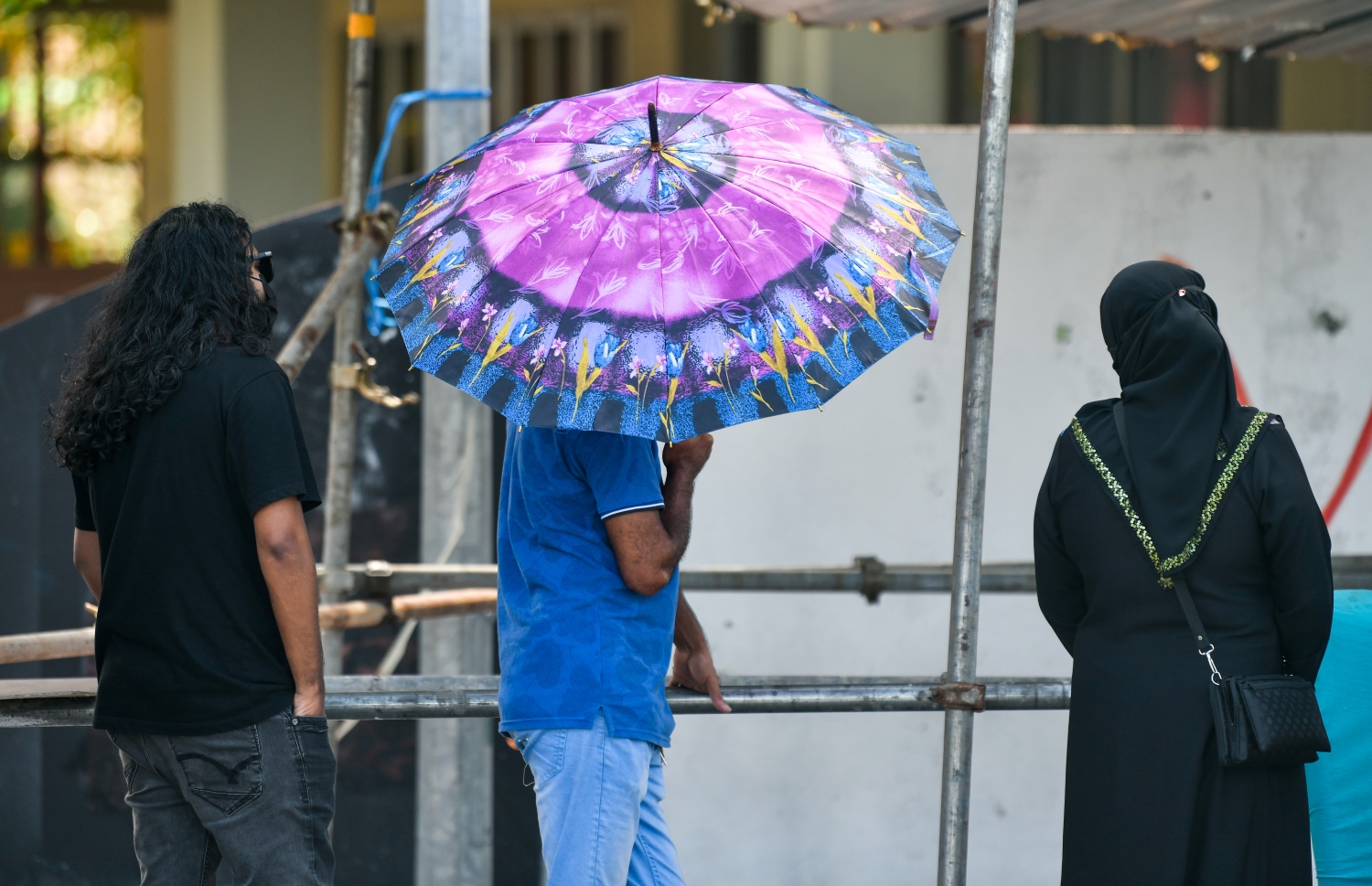 ކޮވިޑަށް ޓެސްޓުކޮށްގެން ނޫނީ މާލޭއިން ރަށްރަށަށް ނުދެވޭ ގޮތަށް ހަމަޖެއްސުމުން ޓެސްޓުކުރަން ގޮސް ސޯޝަލް ސެންޓަރު ކައިރީ ކިއޫގައި ހުރި މީހަކު ކުޑަ ނަގައިގެން. -- ފޮޓޯ: ފަޔާޒް މޫސާ / މިހާރު