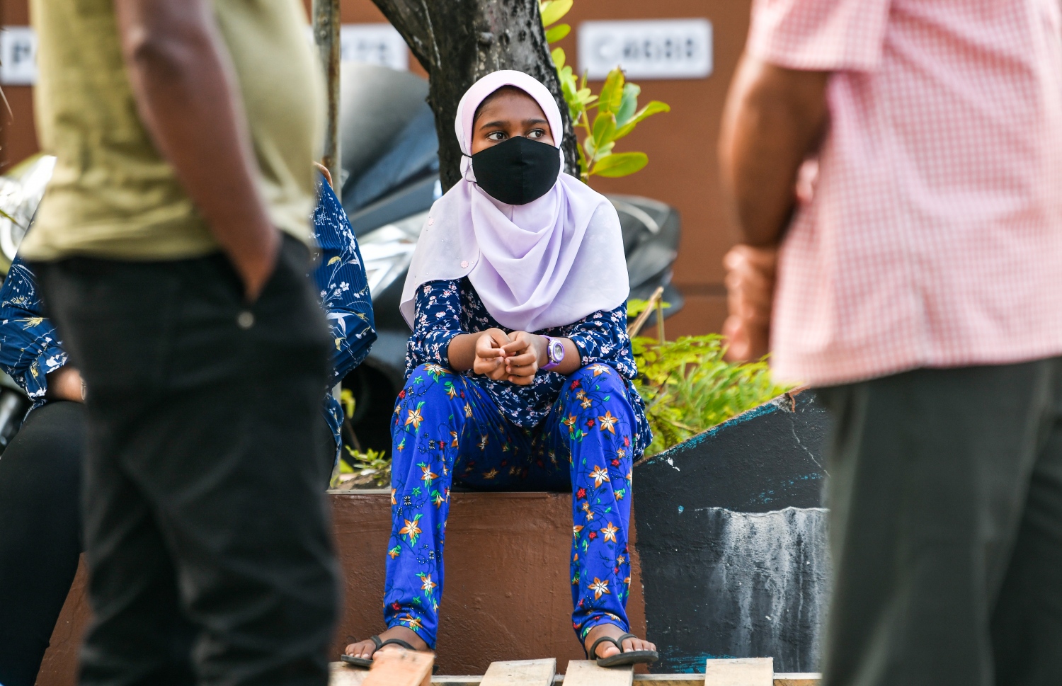 ކޮވިޑް ޓެސްޓުކޮށްގެން ނޫނީ ރަށަށް ނުދެވޭ ގޮތަށް އެޗްޕީއޭއިން ކުއްލިއަކަށް އިއުލާންކުރުމާ އެކު ގިނަ ބަޔަކު ކުޑަކުދިންނާއި ދުވަސްވީ މީހުން ޕީސީއާރު ހަދަން ސޯޝަލް ސެންޓަރުގެ ކިއުގައި ޖެހިފައި.-- ފޮޓޯ: ފަޔާޒް މޫސާ / މިހާރު