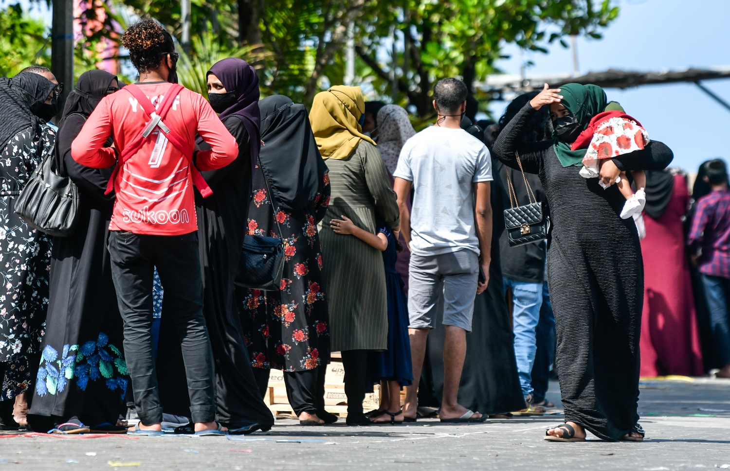 ކޮވިޑަށް ޓެސްޓުކޮށްގެން ނޫނީ މާލޭއިން ރަށްރަށަށް ނުދެވޭ ގޮތަށް އެޗްޕީއޭ އިން ކުއްލިއަކަށް ކުރި އިއުލާނާ އެކު ސޯޝަލް ސެންޓަރު ބޭރުގައި ޓެސްޓުކުރަން މީހުން ކިއޫގައި ޖެހި މީހުން ގިނަވުމުން އެތައް ގަޑިއިރަކު ކިއޫގައި ތިބެންޖެހުނު. -- ފޮޓޯ: ފަޔާޒް މޫސާ / މިހާރު