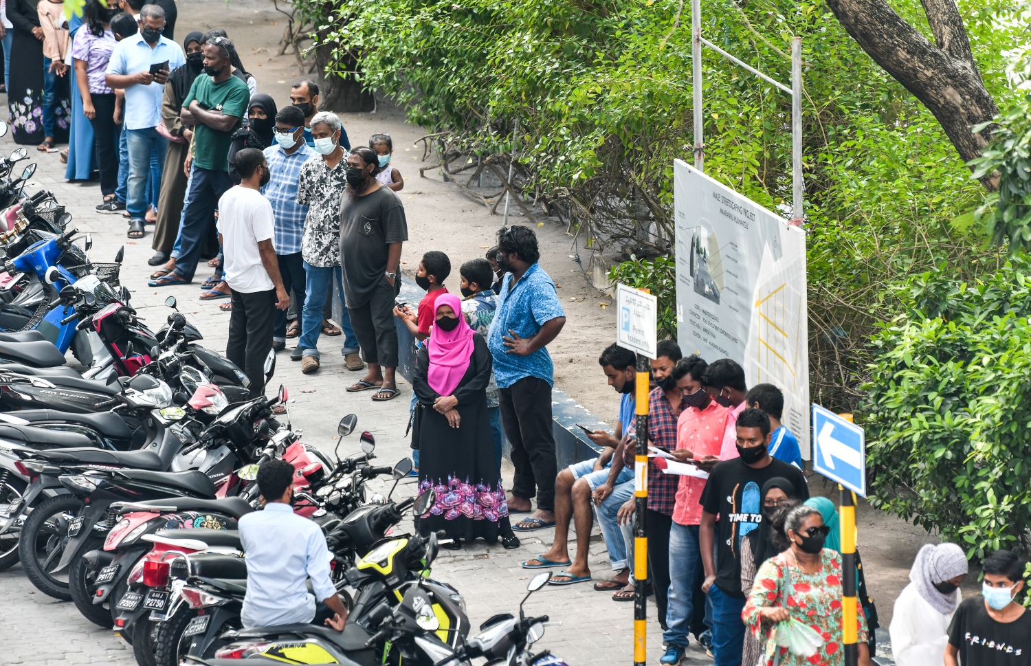 ކޮވިޑަށް ޓެސްޓުކޮށްގެން ނޫނީ މާލޭއިން ރަށްރަށަށް ނުދެވޭ ގޮތަށް އެޗްޕީއޭ އިން ކުއްލިއަކަށް ކުރި އިއުލާނާ އެކު ސޯޝަލް ސެންޓަރު ބޭރުގައި ޓެސްޓުކުރަން މީހުން ކިއޫ ހަދާފައި. -- ފޮޓޯ: ފަޔާޒް މޫސާ / މިހާރު