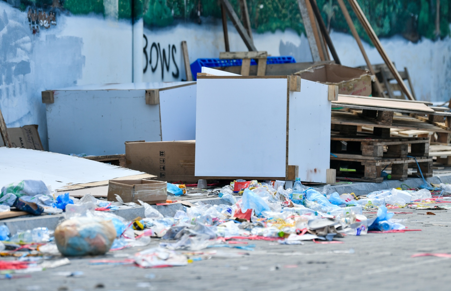 ރަސްފަންނުގައި އޮތް ނައިޓް މާކެޓް ބޮޑު ކޯޅުންގަނޑަކަށް ފަހު ނިންމާލީއިރު، މުޅި އެ ސަރަހައްދު ގޮނޑުވެފައި.-- ފޮޓޯ: ފަޔާޒް މޫސާ / މިހާރު