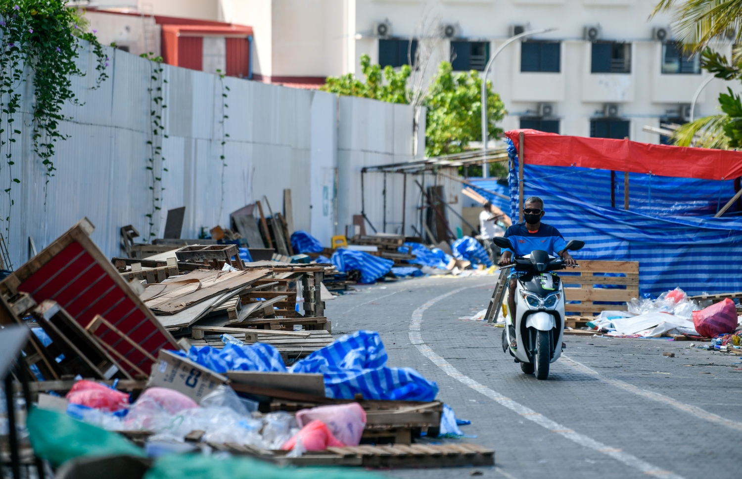 ރަސްފަންނުގައި އޮތް ނައިޓް މާކެޓް ބޮޑު ކޯޅުންގަނޑަކަށް ފަހު ނިންމާލީއިރު، މުޅި އެ ސަރަހައްދު ގޮނޑުވެފައި.-- ފޮޓޯ: ފަޔާޒް މޫސާ / މިހާރު