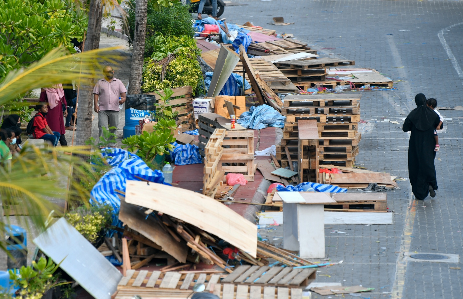 ރަސްފަންނުގައި އޮތް ނައިޓް މާކެޓް ބޮޑު ކޯޅުންގަނޑަކަށް ފަހު ނިންމާލީއިރު، މުޅި އެ ސަރަހައްދު ގޮނޑުވެފައި.-- ފޮޓޯ: ފަޔާޒް މޫސާ / މިހާރު