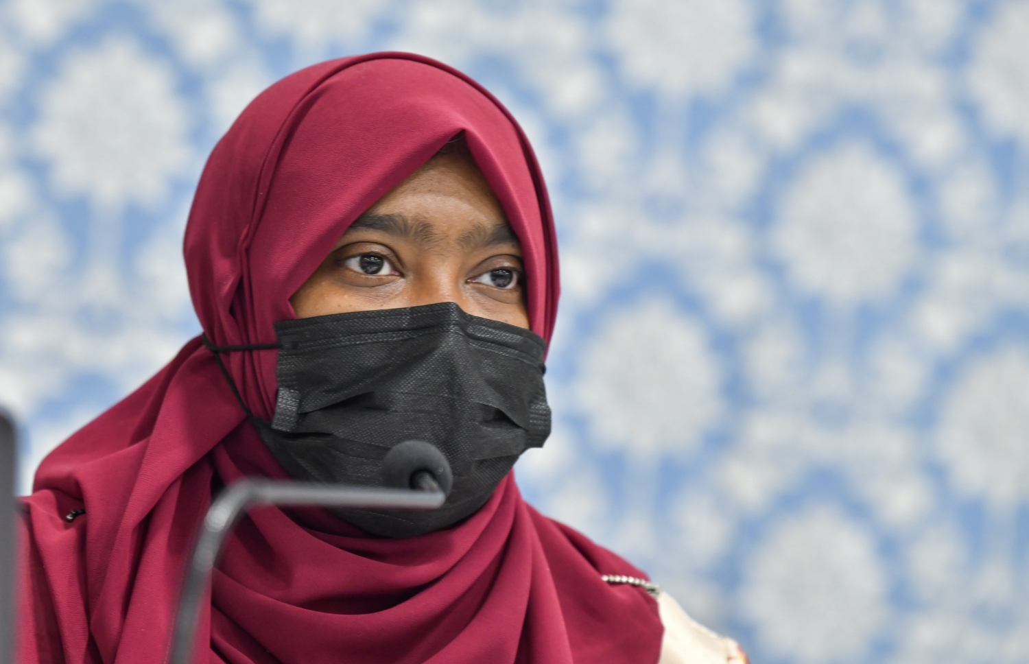 ހެލްތު އިމަޖެންސީ އޮޕަރޭޝަންސް ސެންޓަރުގެ ޕްރެސް ކޮންފަރެންސްގައި ތަރުޖަމާނު ޑރ. ނަޒްލާ ރަފީގް.