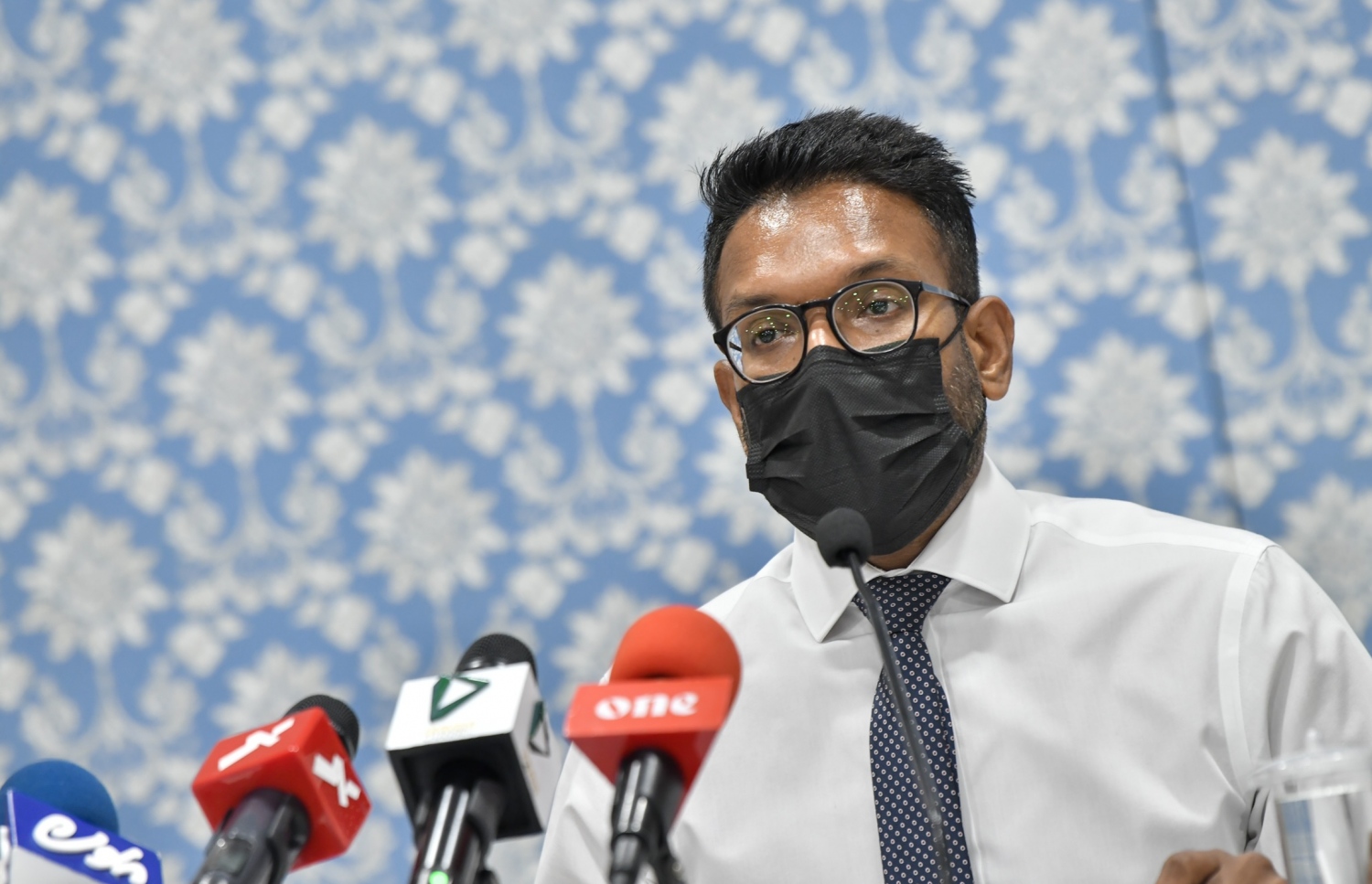 އެޗްޕީއޭއިން މިއަދު ބޭއްވި ނިއުސް ކޮންފަރެންސްގައި ހެލްތު މިނިސްޓްރީގެ ސްޓޭޓް މިނިސްޓަރު ޑރ. ޝާހު ވާހަކަދައްކަވަނީ: ރައްކާތެރިކަމުގެ ފިޔަވަޅުތަކަށް ބޯލެނބުމަށް އިލްތިމާސްކުރެއްވި.-- ފޮޓޯ: ނިޝާން އަލީ/ މިހާރު