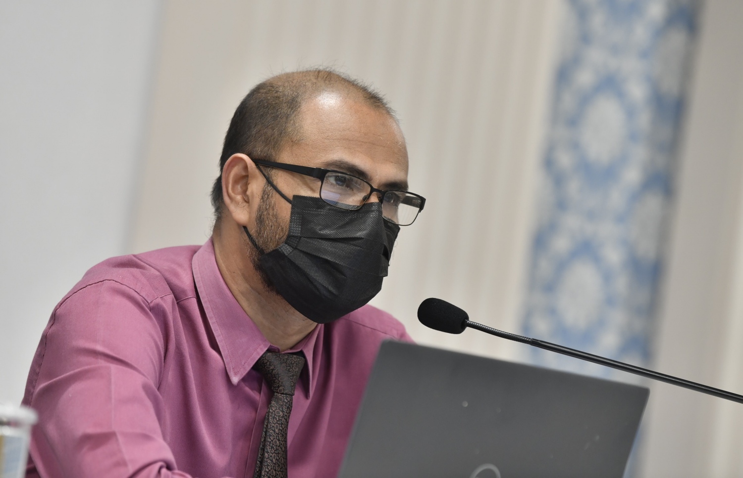 އެޗްޕީއޭގެ އެޕިޑެމިއޮލޮޖިސްޓް ޑރ. އިބްރާހީމް އަފްޒަލް ޕްރެސްގައި ވާހަކަދައްކަވަނީ.-- ފޮޓޯ: ނިޝާން އަލީ / މިހާރު