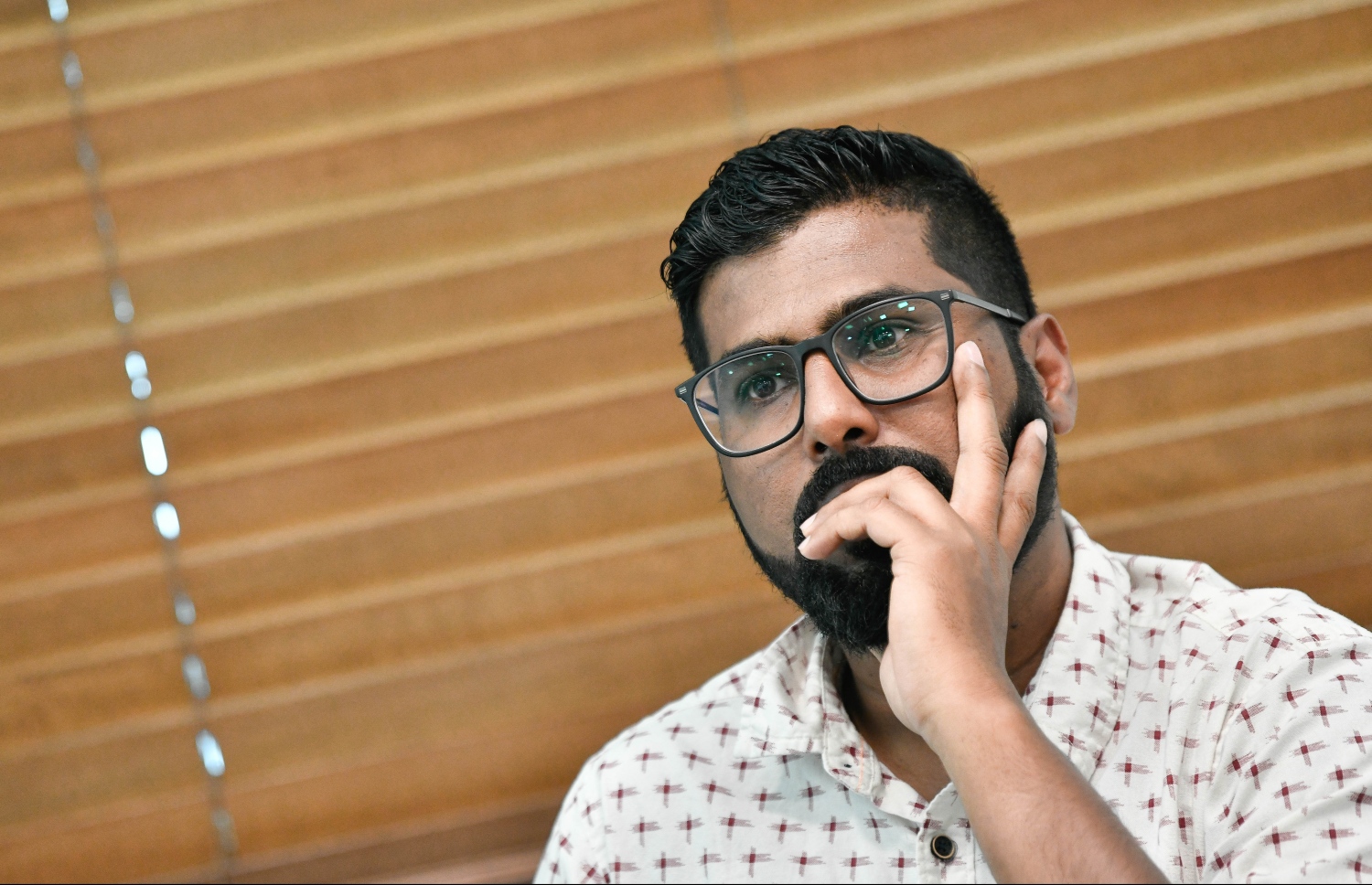 ސިނާން "މިހާރު" އަށް އިންޓަވިއު ދެއްވަނީ -- ފޮޓޯ: ނިޝާން އަލީ/ މިހާރު