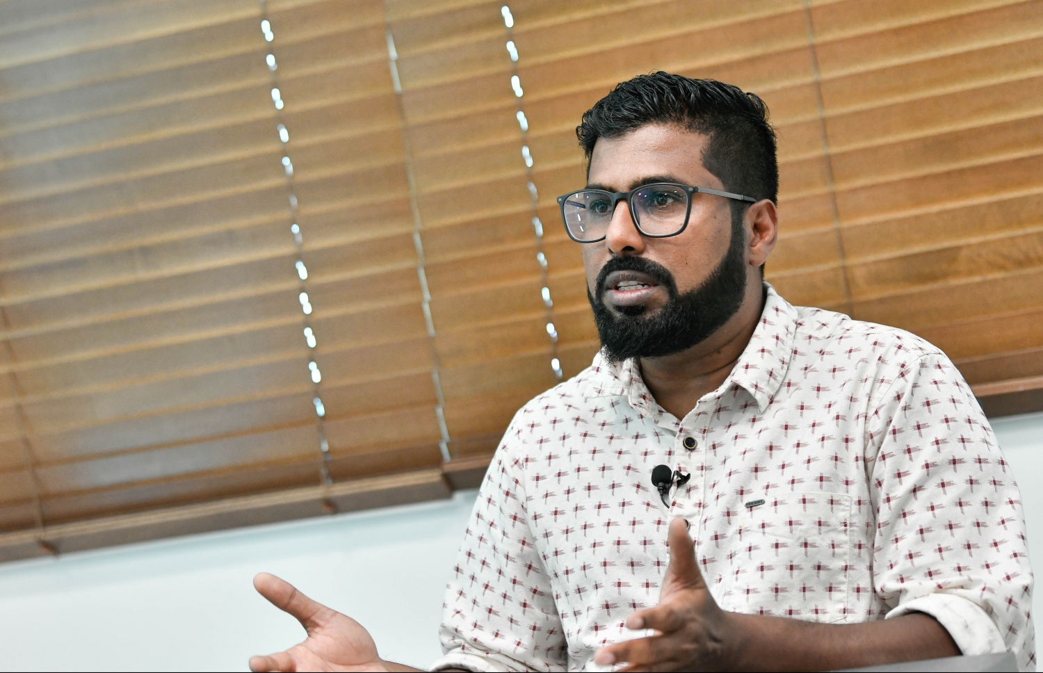 ސިނާން "މިހާރު" އަށް އިންޓަވިއު ދެއްވަނީ -- ފޮޓޯ: ނިޝާން އަލީ/ މިހާރު