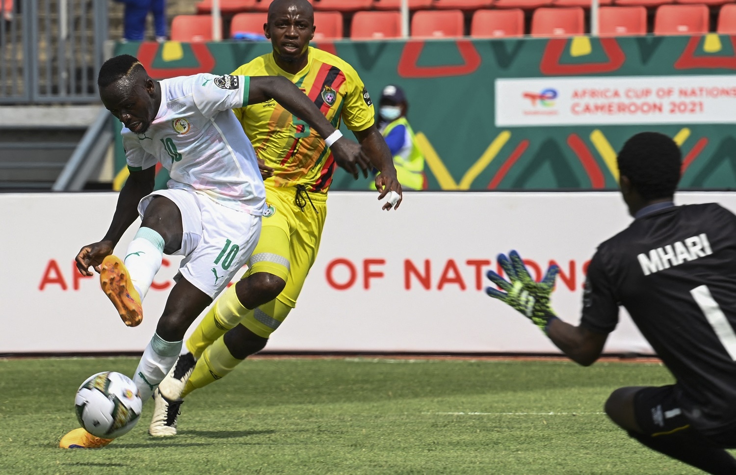 ސެނެގާލް މުބާރާތުގައި ކުޅުނު މެޗުގައި ސަޑިއޯ މާނޭ، ޒިމްބާބުވޭ ގޯލާ އަމާޒުކޮށް ހަމަލާއެއް ފޮނުވާލަނީ.-- ފޮޓޯ: އޭއެފްޕީ