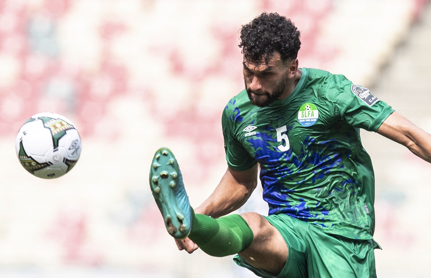 ސިއެރާ ލިއޯންގެ ޑިފެންޑަރު ސްޓީވަން ކޯލްކާ އަލްޖީރިއާއާ ދެކޮޅަށް ކުޅެނީ.-- ފޮޓޯ: އޭއެފްޕީ