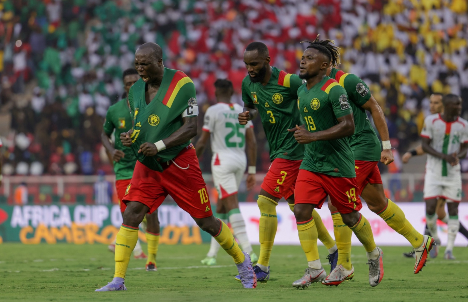 ކެމަރޫންގެ ކެޕްޓަން މުބާރާތުގެ ފުރަތަމަ މެޗުގައި ލަނޑު ޖެހުމަށް ފަހު.--