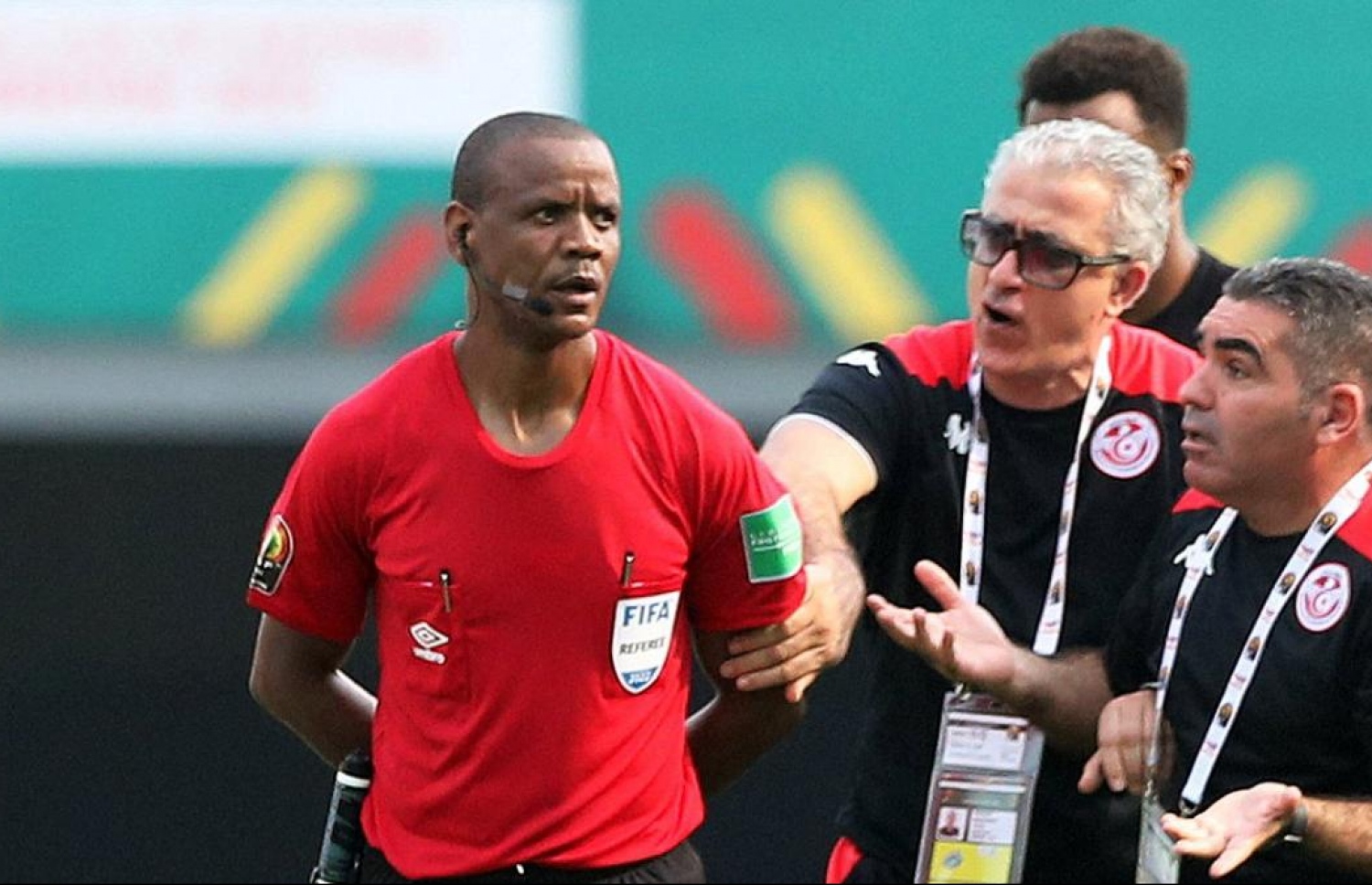 ޓިއުނީޝިއާގެ ކޯޗާއި އޮފިޝަލުން މެޗުގެ ރެފްރީއާމެދު ހިތްހަމަ ނުޖެހިފައި.--