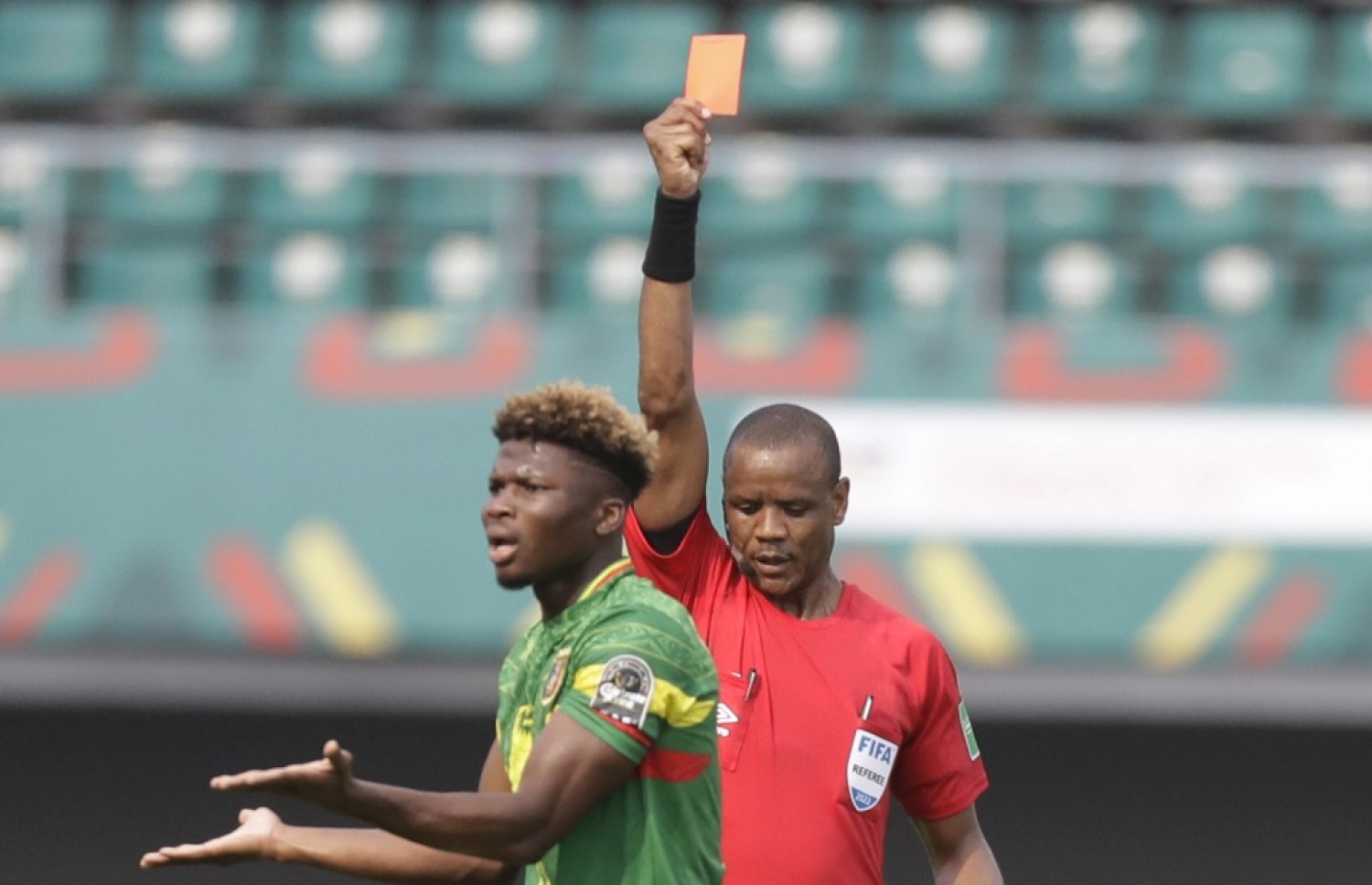 ރެފްރީ، މާލީގެ ޓޫރޭ އަށް ރަތްކާޑު ދައްކަނީ: ޓޫރޭ ކުޅެން ނުކުތީ ވެސް މެޗުގެ 81 ވަނަ މިނިޓުގައި.--