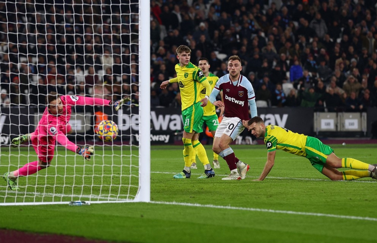 ބޯވެން ރޭގެ މެޗުގައި ވެސްޓް ހޭމަށް ލީޑު ނަގައިދިން ލަނޑު ޖަހަނީ.-- ފޮޓޯ: އޭއެފްޕީ