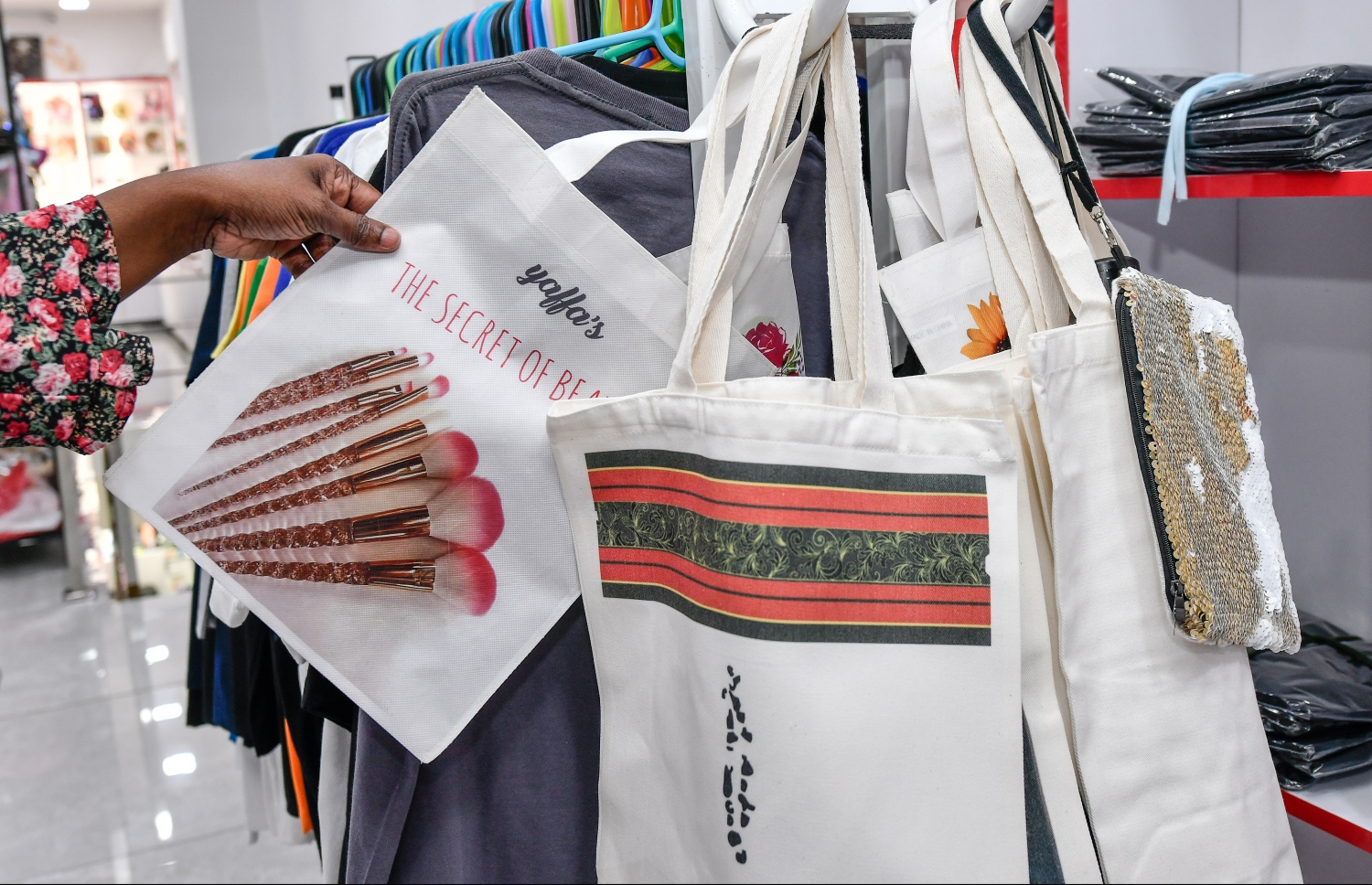 އޮން ހޭންޑް ފިހާރައިން ކަސްޓަމައިޒްކޮށްދޭ ބައެއް ދަބަސް---ފޮޓޯ:ނިޝާން އަލީ/މިހާރު