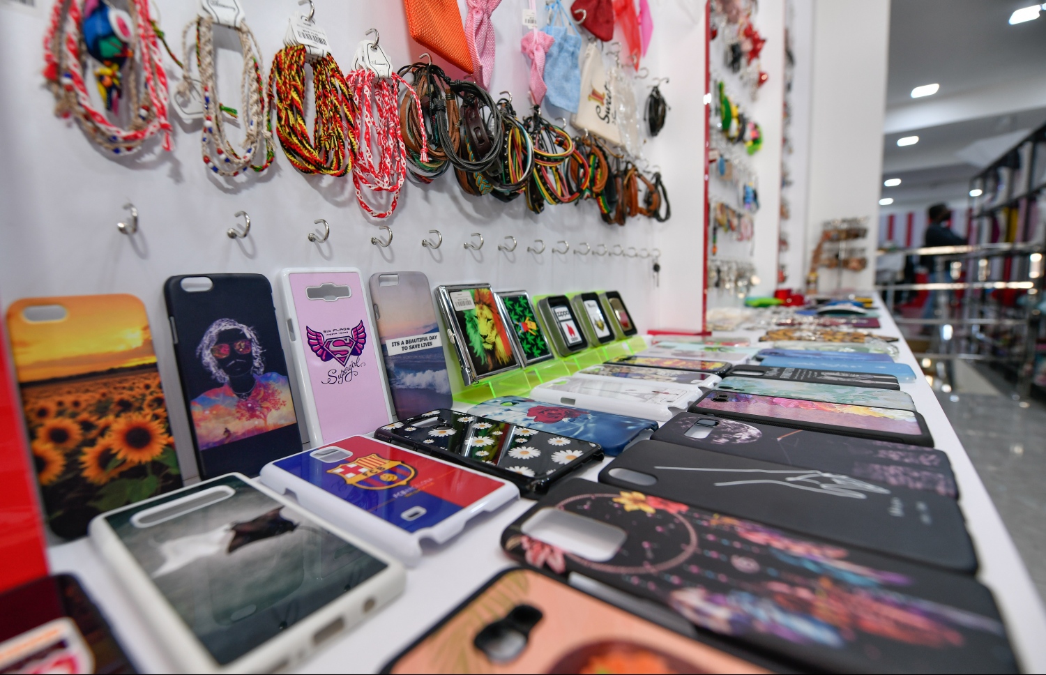 އޮން ހޭންޑް ފިހާރައިގައި ހުރި ބައެއް ފޯނު ކަވަރުތައް. އެ ފިހާރައިން ފޯނު ކަވަރުތައް ކަސްޓަމައިޒްކޮށްދޭ-- ފޮޓޯ: ނިޝާން އަލީ/ މިހާރު