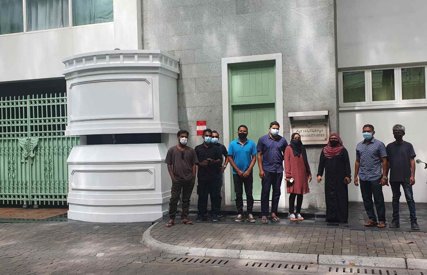 ސީ ލައިފް ގްލޯބަލްގެ ފްލެޓުތަކަށް ފައިސާ ދެއްކި މީހުންގެ ތެރެއިން ބަޔަކު މިއަދު ރައީސް އޮފީސް ކައިރީގައި މަޑުކޮށްލައިގެން.