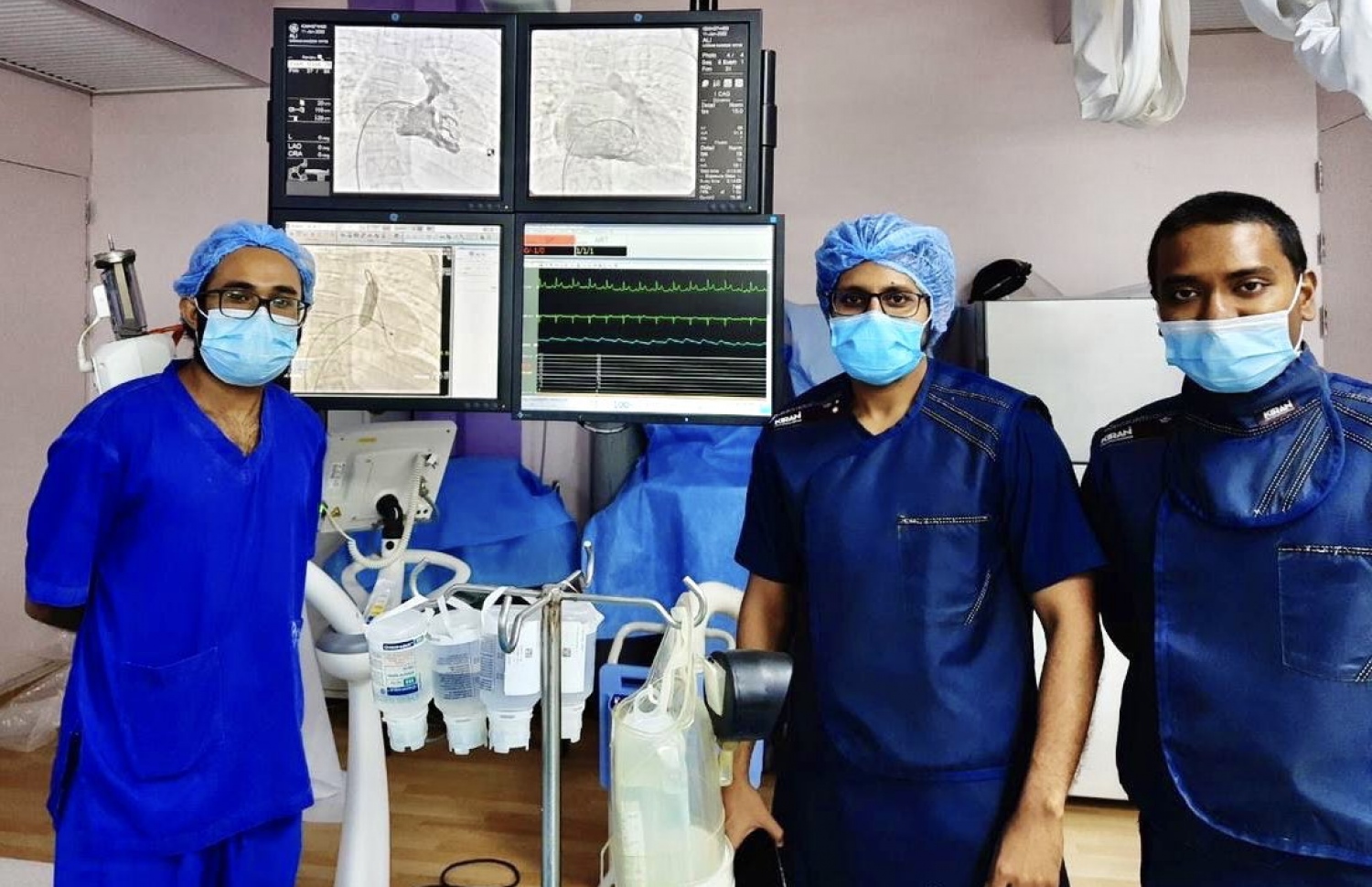 ރާއްޖޭގައި ފުރަތަމަ ފަހަރަށް ކުޑަކުއްޖެއްގެ ހިތުގެ ޕްރޮސީޖާ ހެދުމުގައި އިސްކޮށް ހަރަކާތްތެރިވެވަޑައިގެންނެވި ޑޮކްޓަރުން.-- ފޮޓޯ: އައިޖީއެމްއެޗް