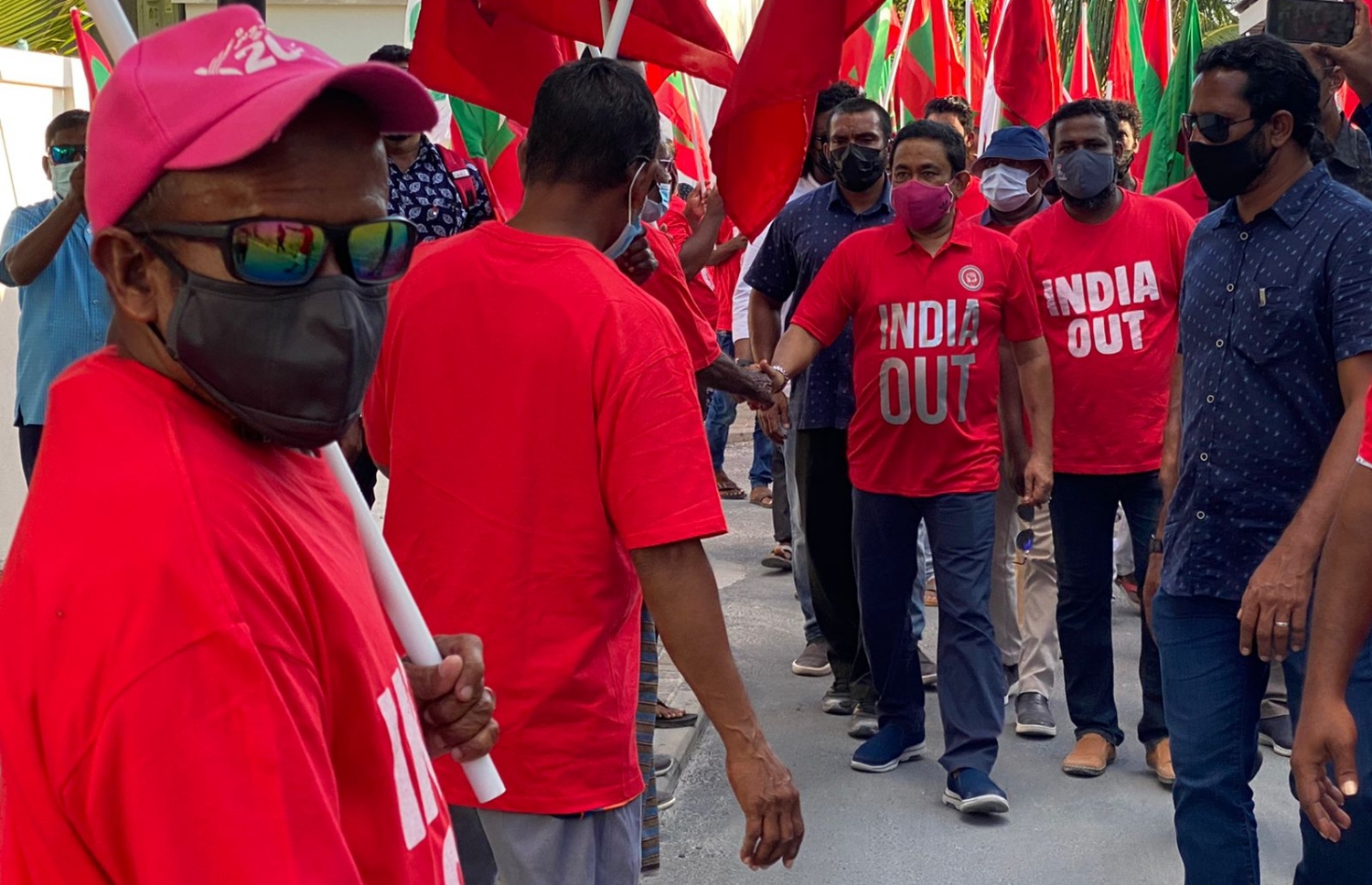 އިންޑިއާ އައުޓް ހަރަކާތަށް ރަށަކަށް ވަޑައިގެން ކުރީގެ ރައީސް އަބްދުﷲ ޔާމީން ސަޕޯޓަރުންނާ ސަލާމްކުރައްވަނީ. -- ފޮޓޯ | ޕީޕީއެމް